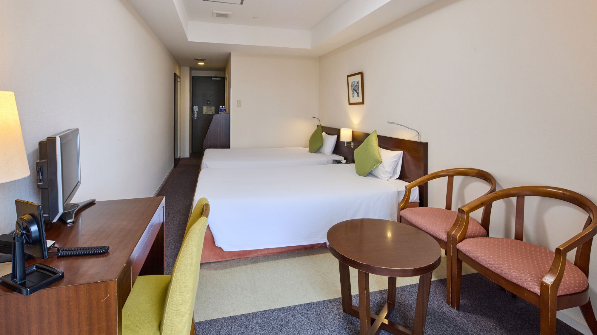 【フィールドパークタワー】スタンダードツインルーム バルコニーを完備したシンプルな洋室。