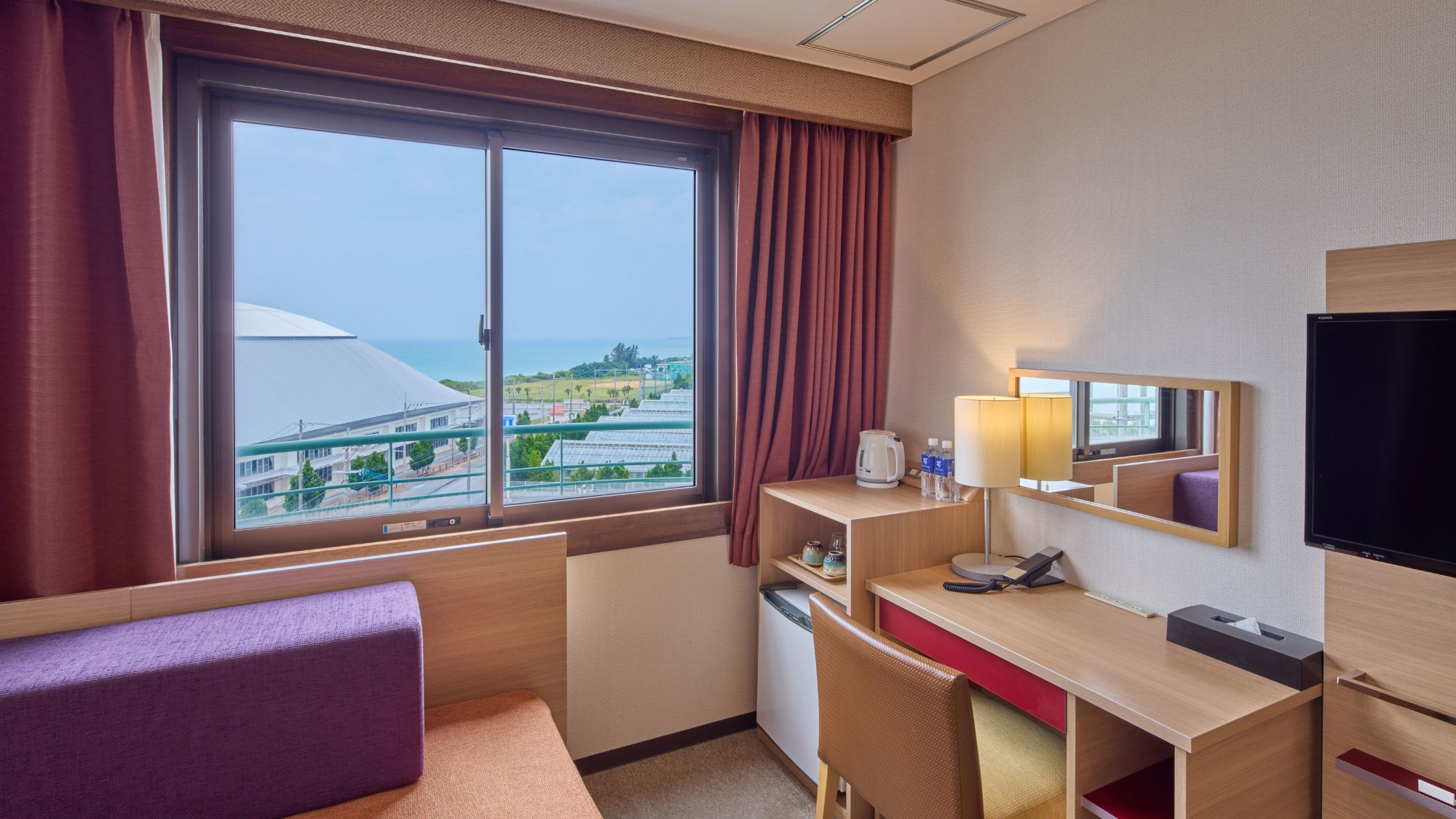 【メインタワー】デラックスオーシャン/名護湾が望めるたっぷりスペースのコーナールーム。