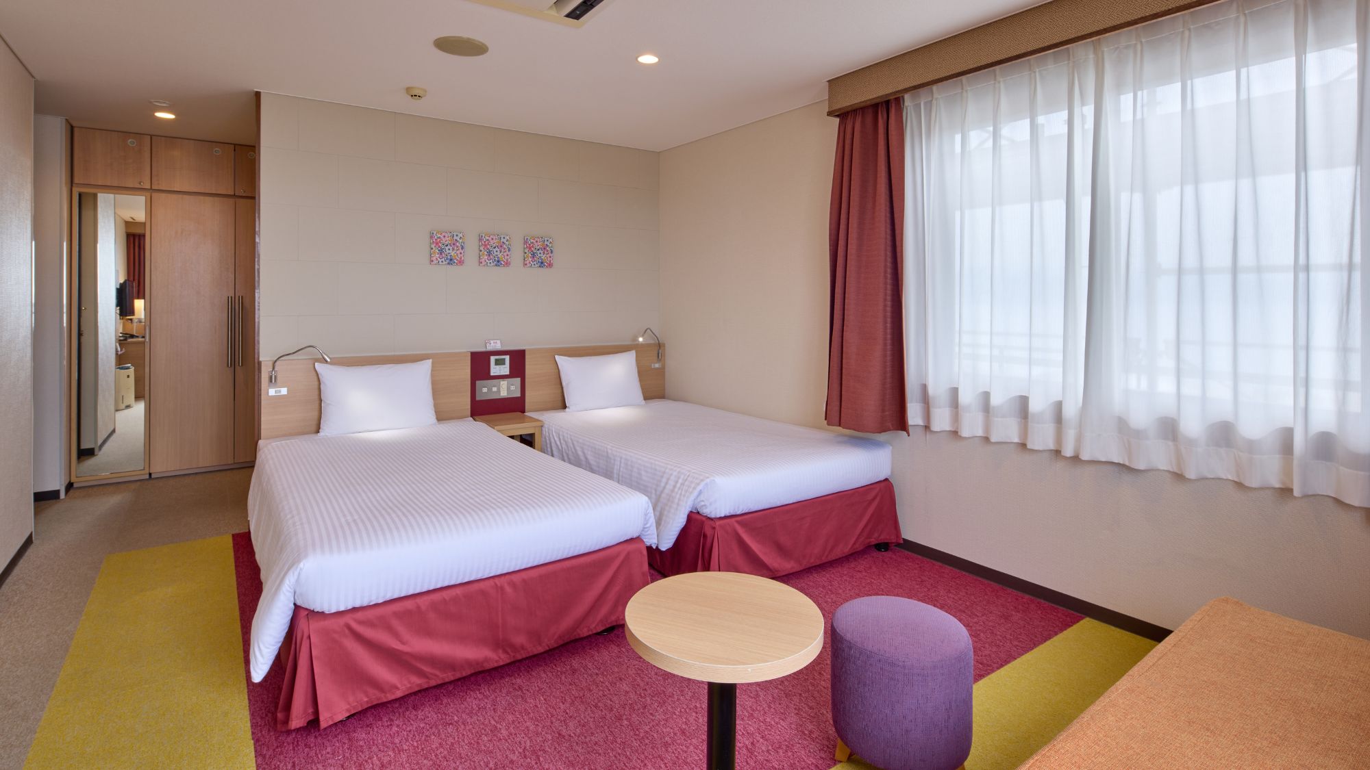 【メインタワー】デラックスオーシャン/名護湾が望めるたっぷりスペースのコーナールーム。