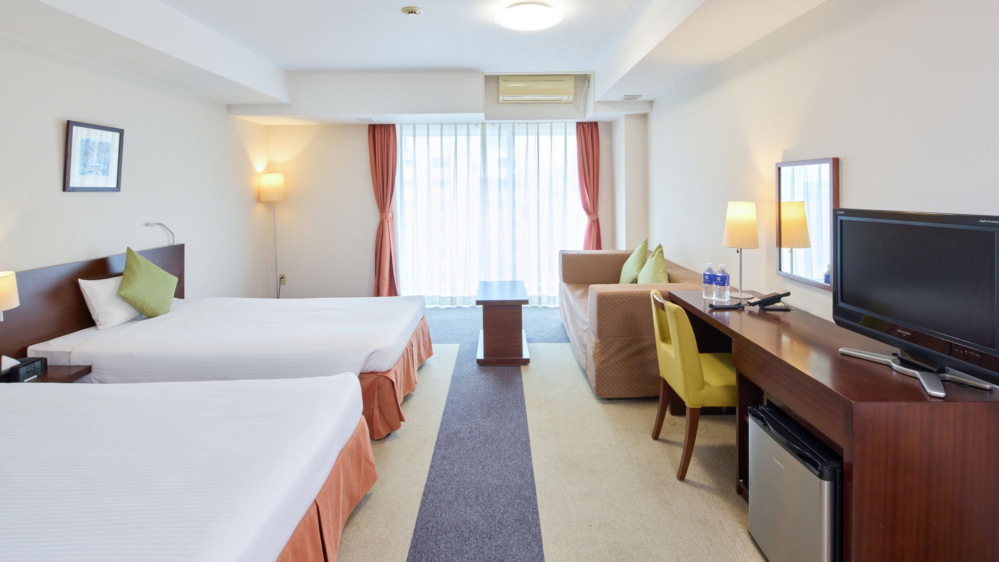 【フィールドパークタワー】ユニバーサルツイン 安全面に配慮した全面フラット設計の洋室、バルコニー付