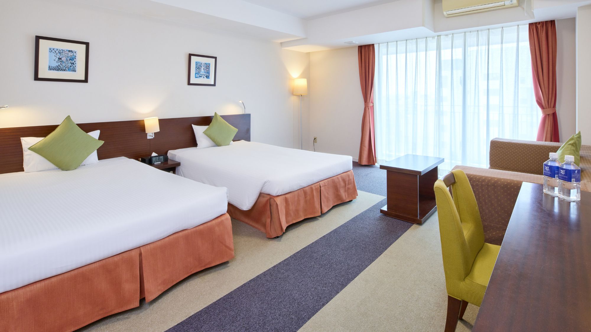 【フィールドパークタワー】ユニバーサルツイン 安全面に配慮した全面フラット設計の洋室、バルコニー付