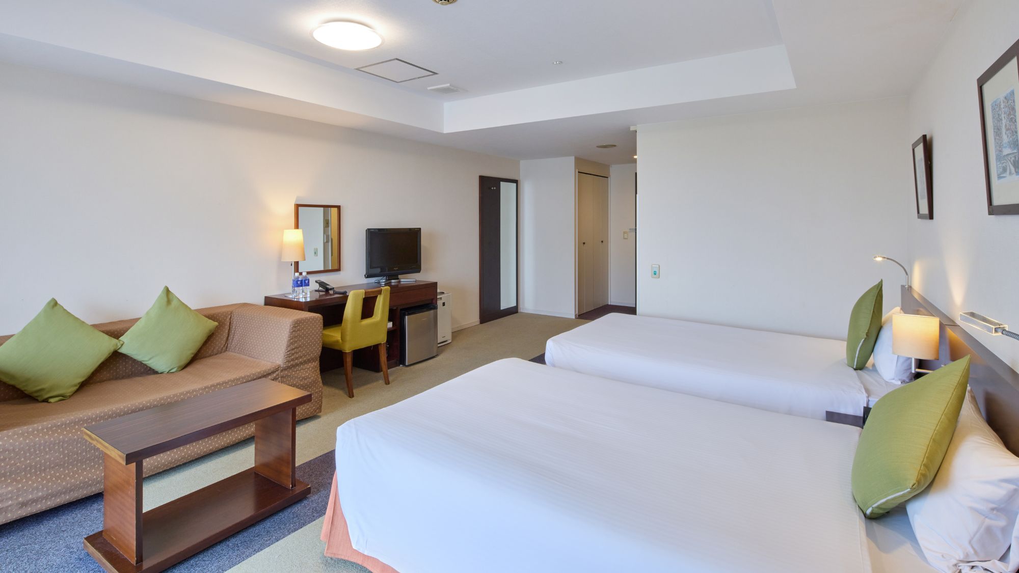 【フィールドパークタワー】ユニバーサルツイン 安全面に配慮した全面フラット設計の洋室、バルコニー付