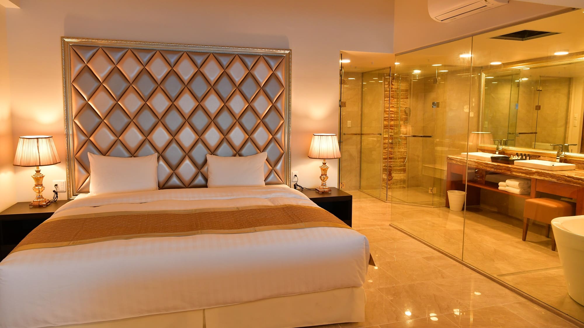 写真３　ロイヤルスイート　室内　ナイト