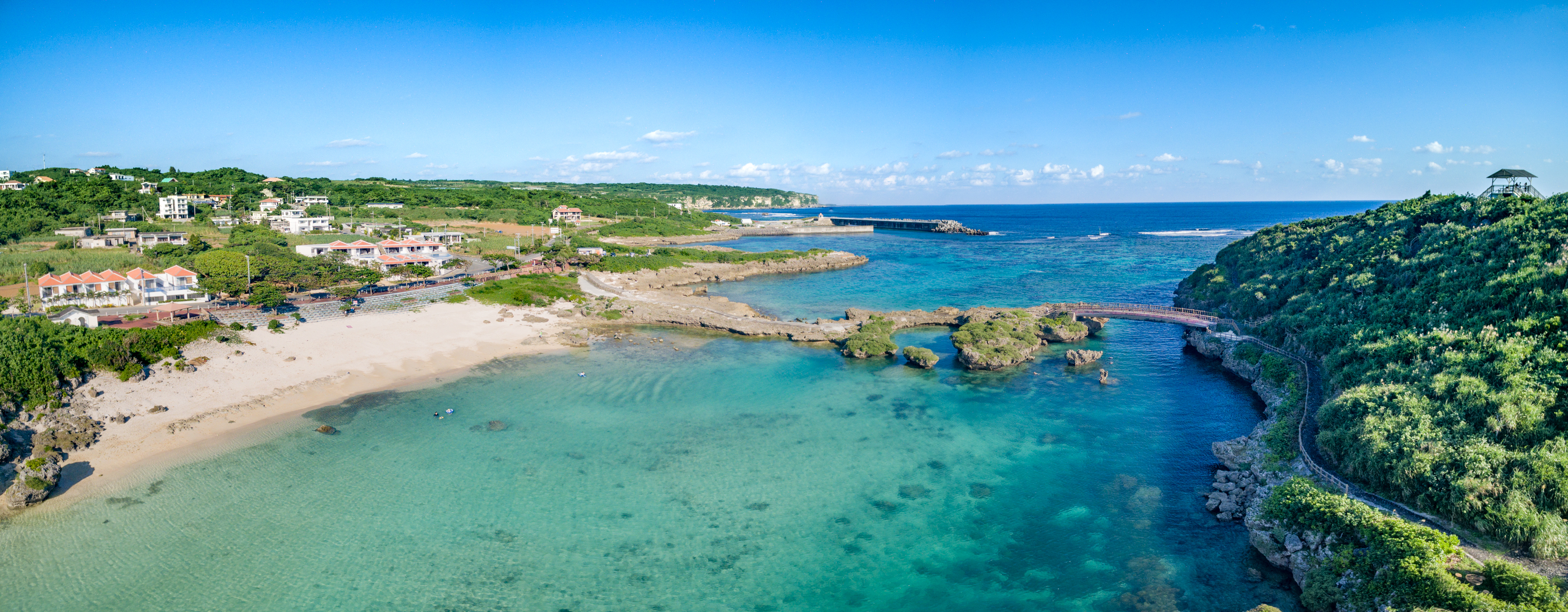 写真１　ホテルとビーチ