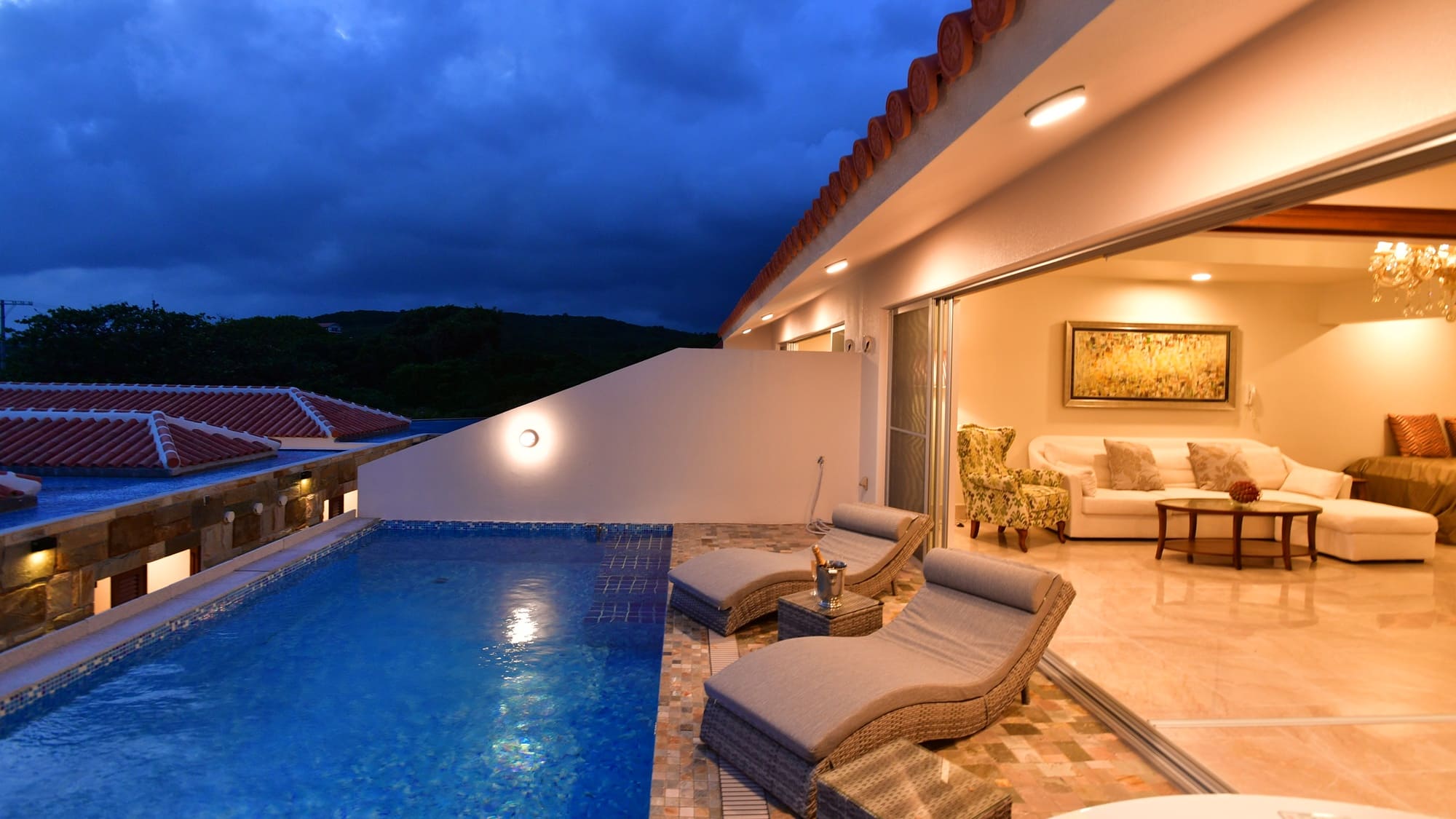 写真２　ロイヤルスイート　プール　ナイト