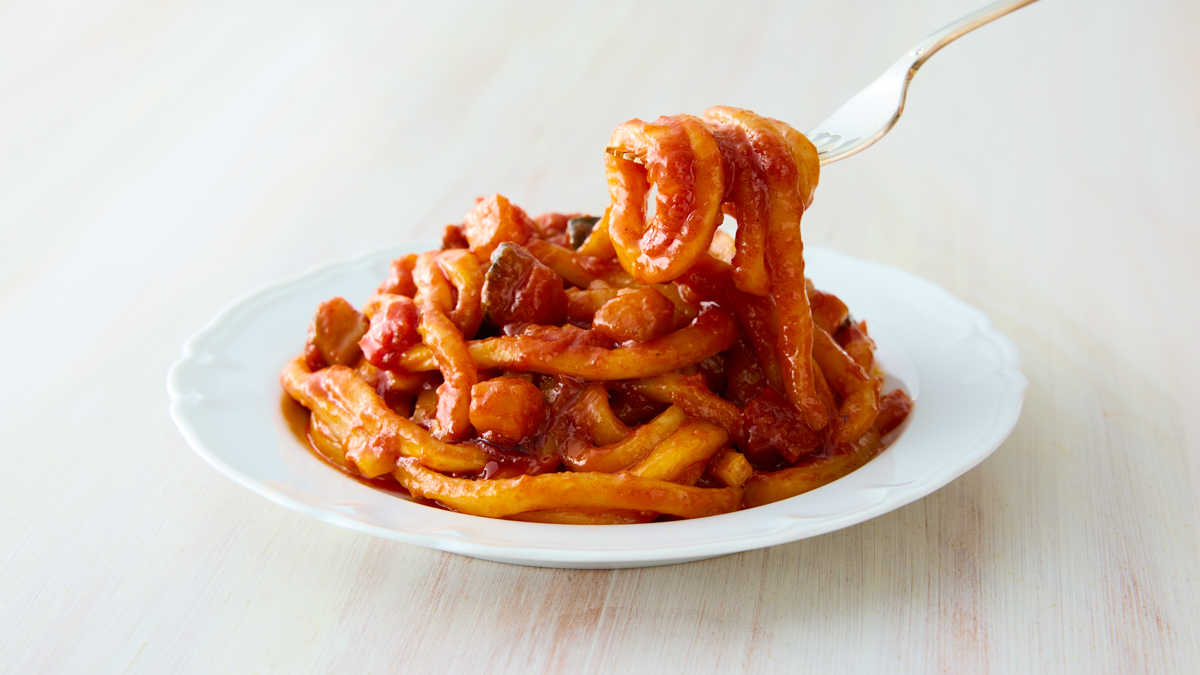 【ナポリタン風うどん】もっちりとしたうどんに、トマトの風味豊かなソースを絡めたやさしい味わい