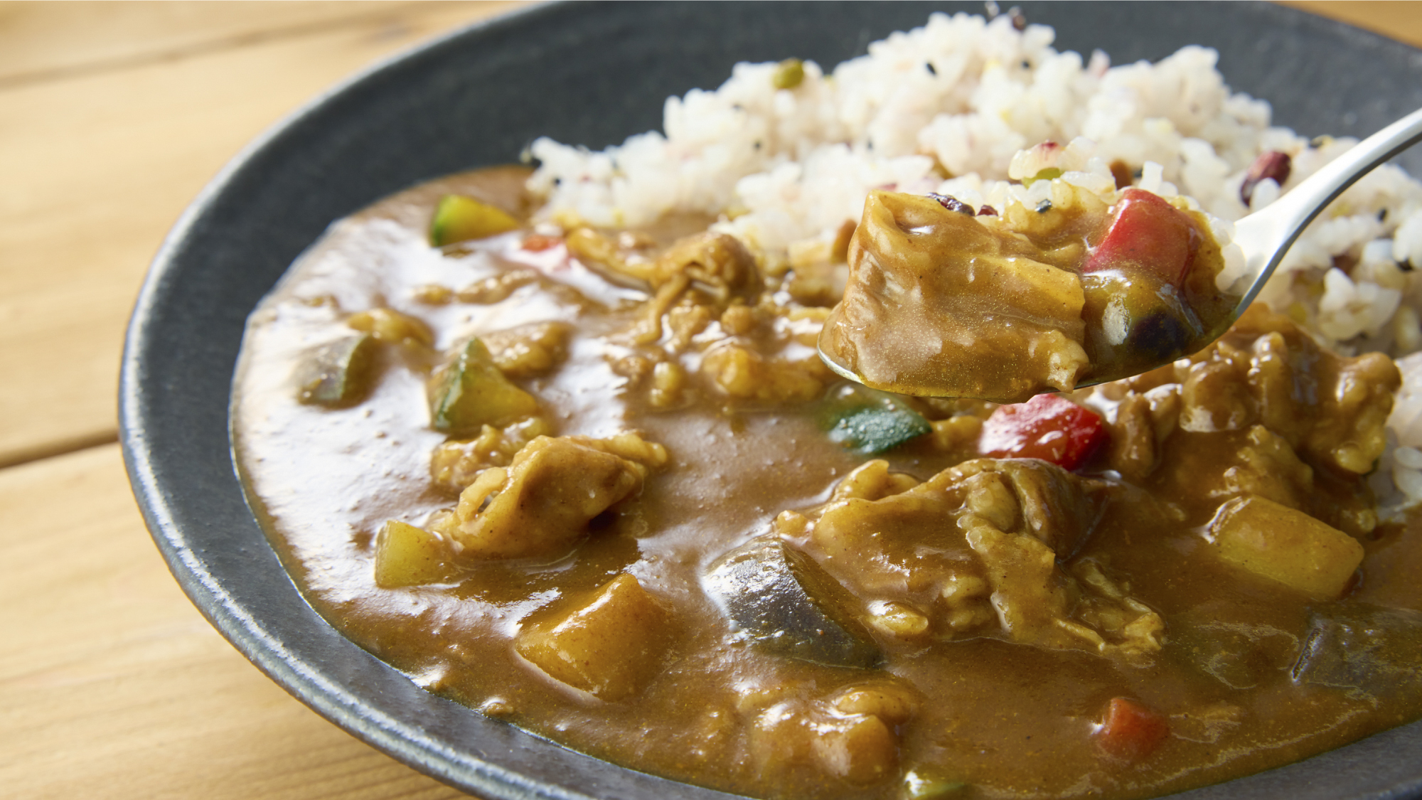 【カレーライス】朝からお腹いっぱい楽しめるカレー　ビーフ・シーフード・チキンを日替わりで提供