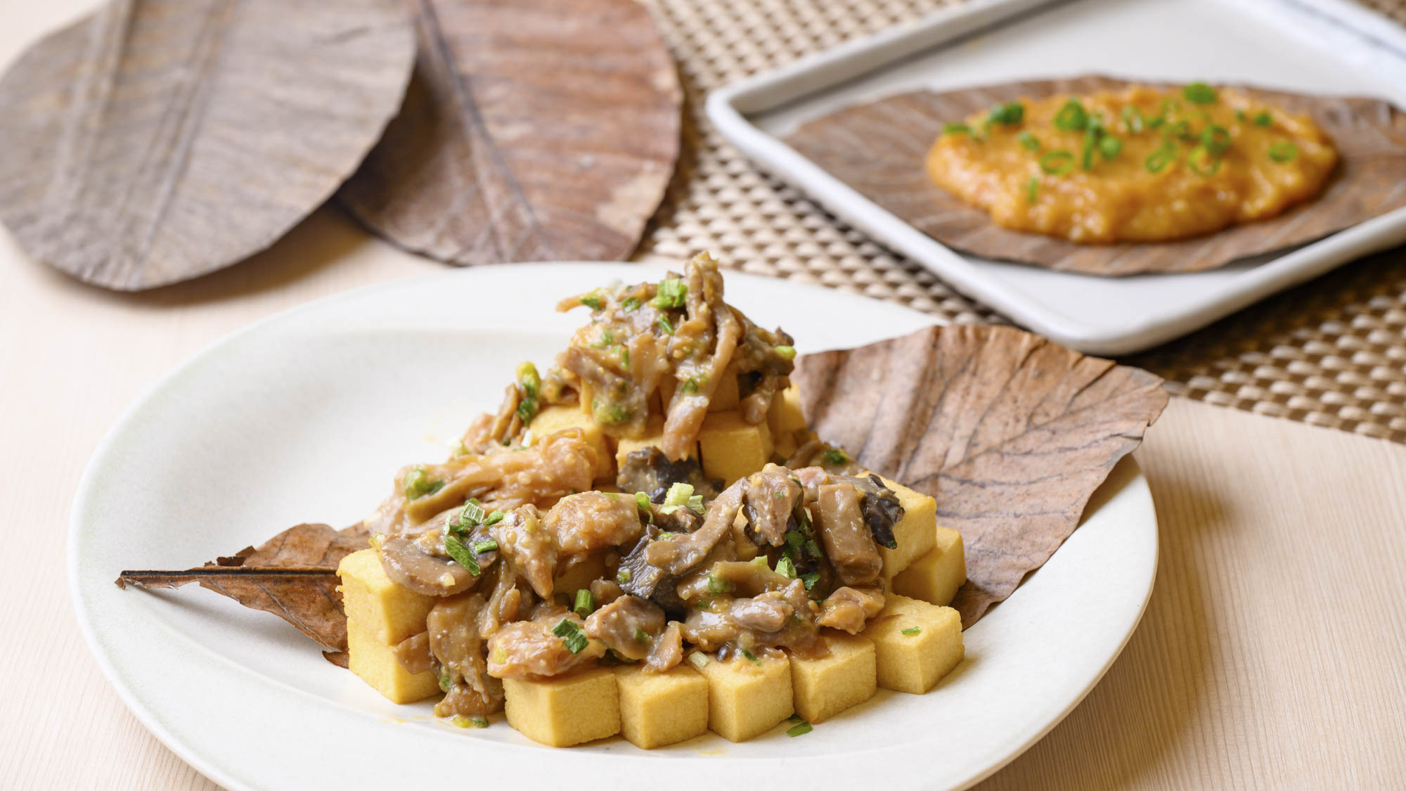 【大垣限定】甘味の強い朴葉味噌をきのことあえて、相性ぴったりな厚揚げと合わせたご飯がすすむ一品