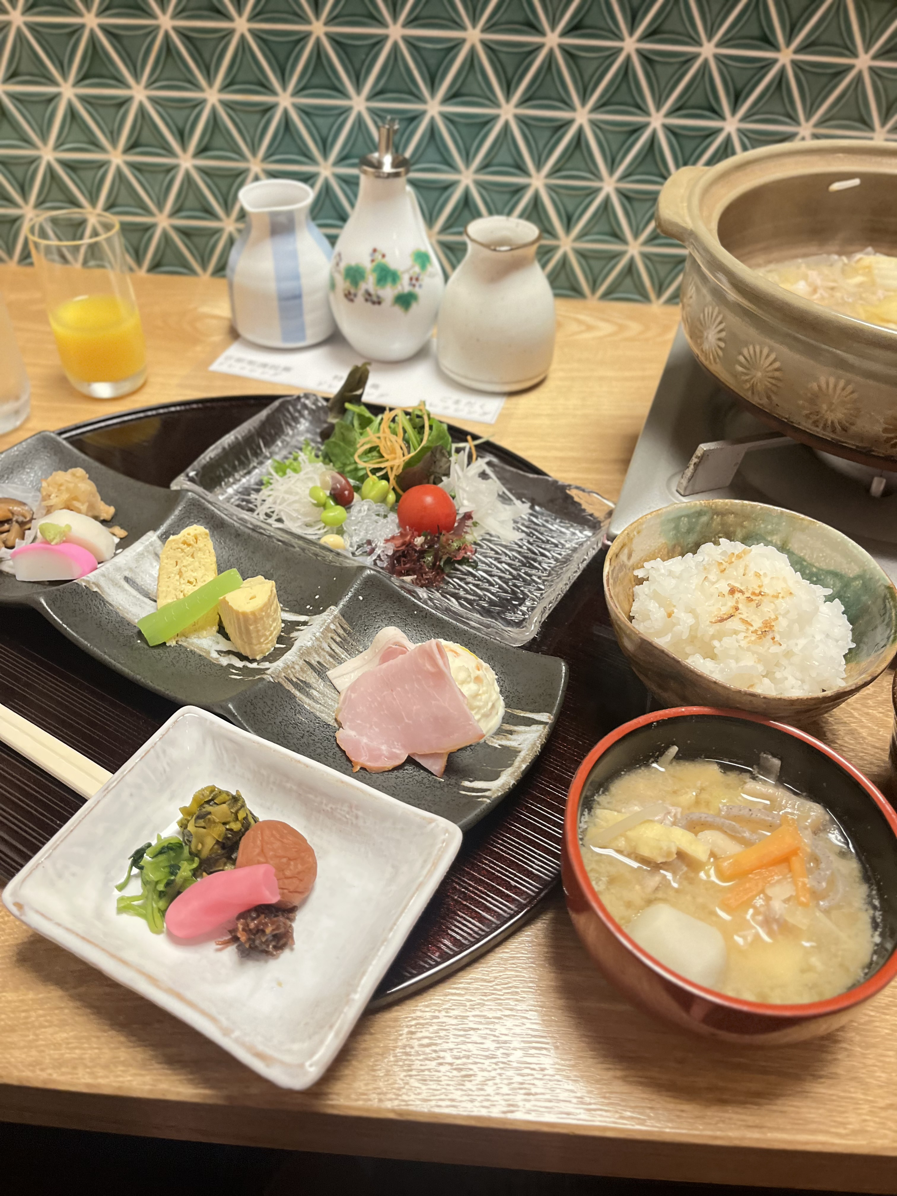 ご朝食は、焼き立ての地魚、地元産コシヒカリは土鍋で、具たくさんのお味噌汁も