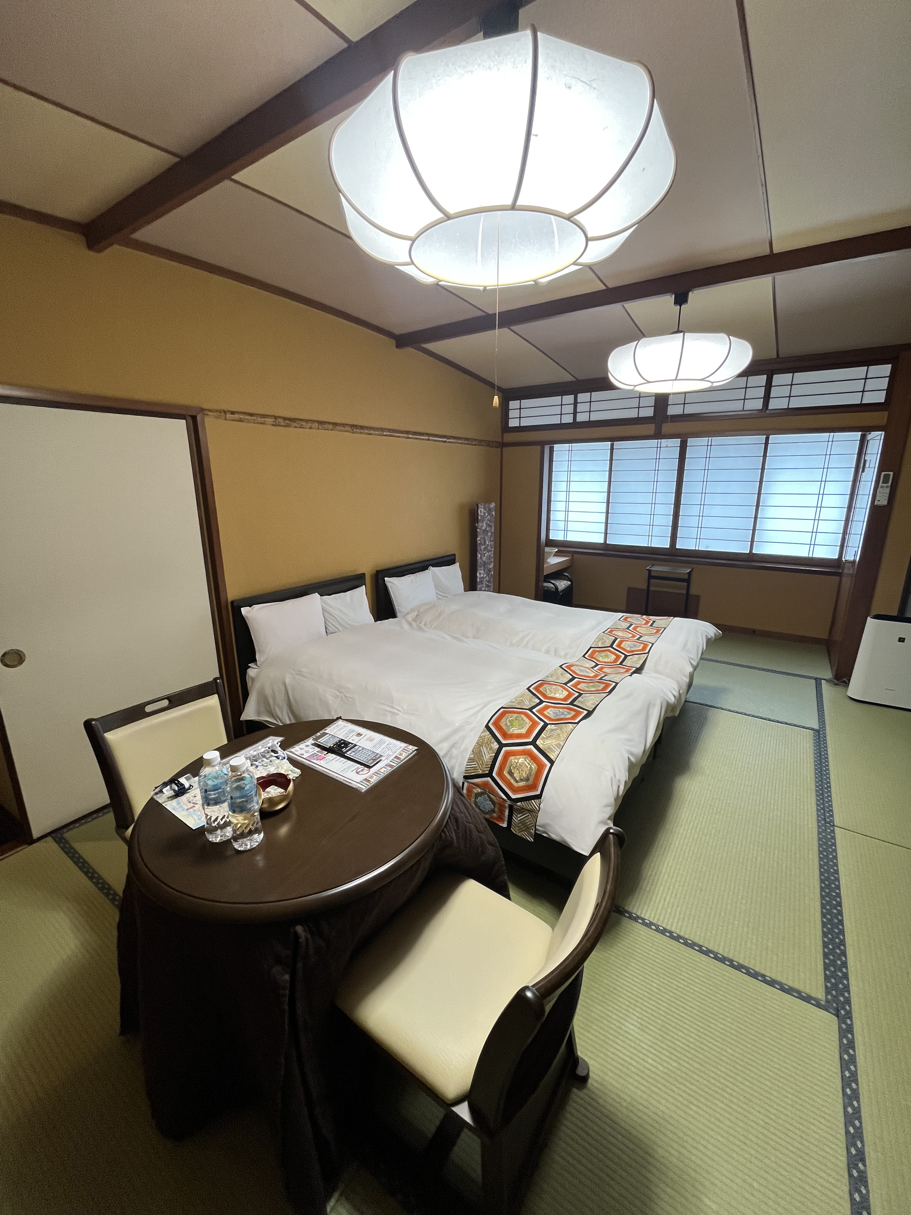 秋から冬にかけては、お部屋にコタツもご用意