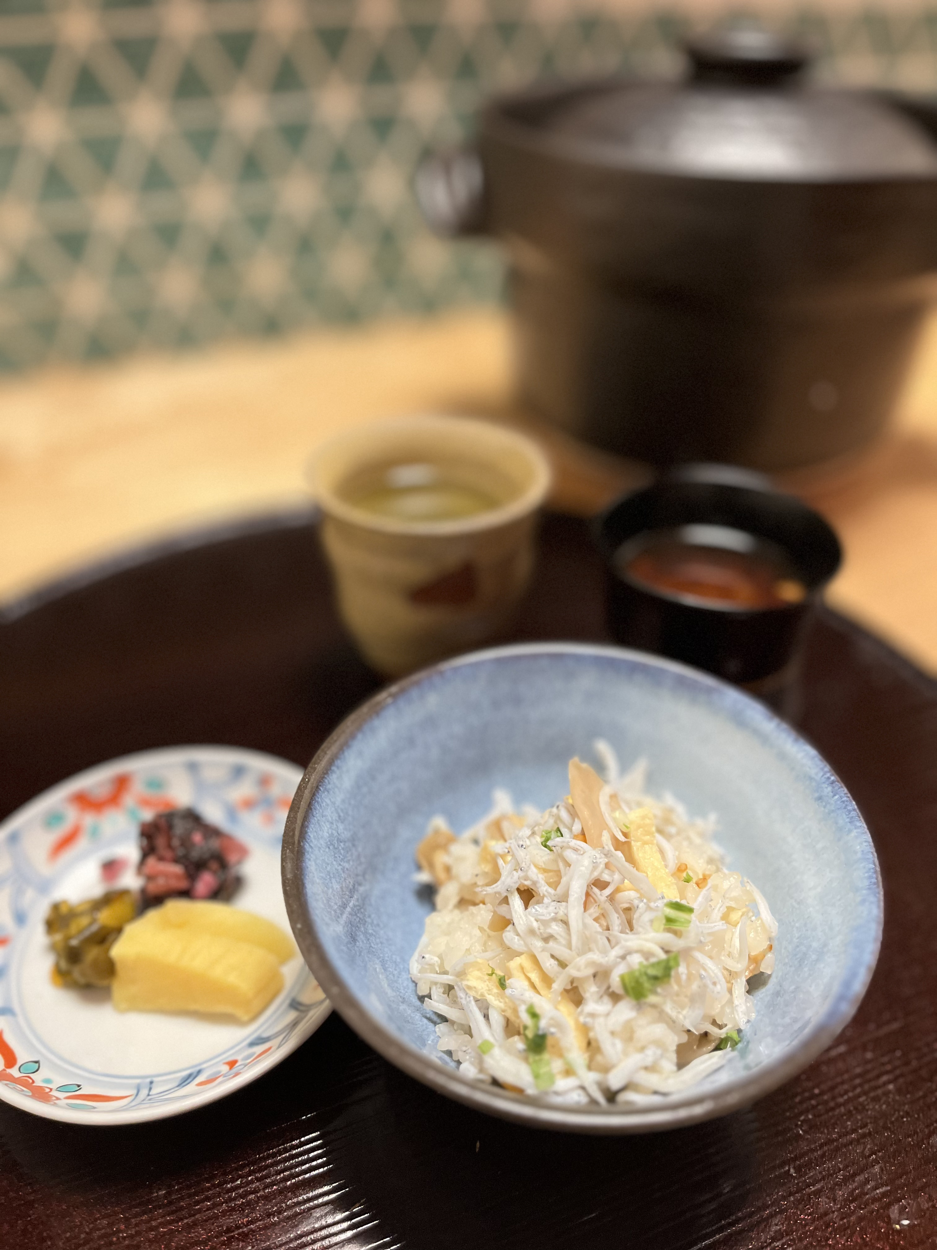 地元のコシヒカリ米は、土鍋ごはんで