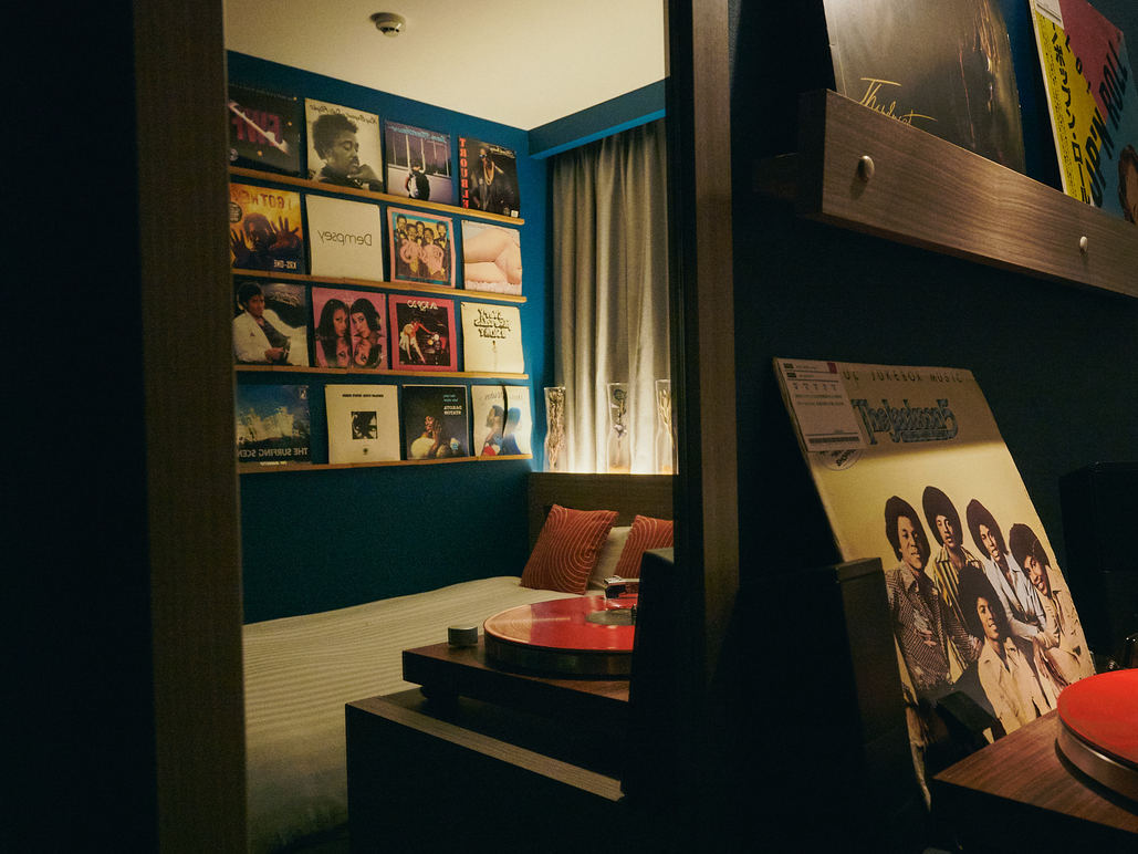 VINYL SUITE ROOM