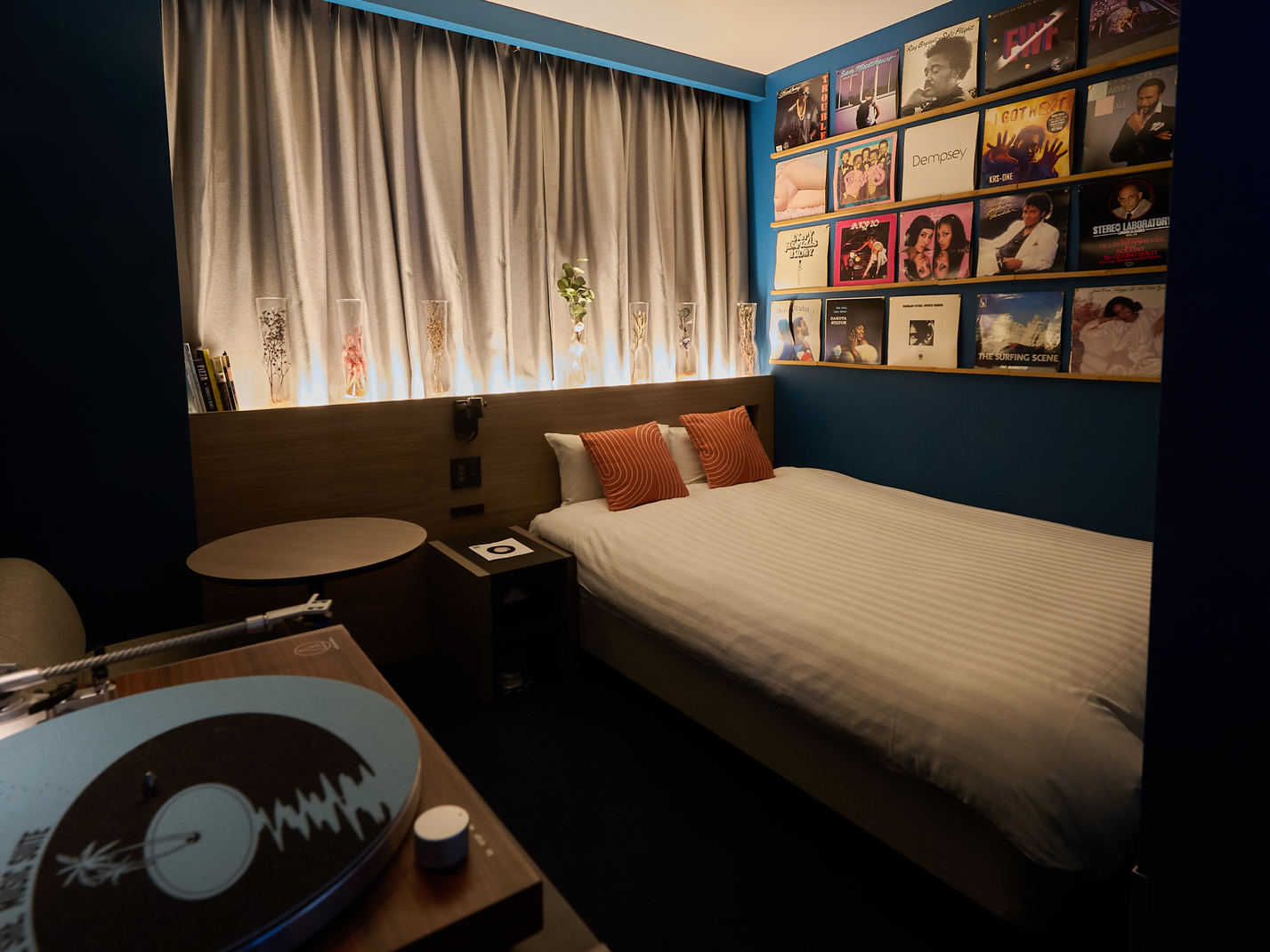 VINYL SUITE ROOM