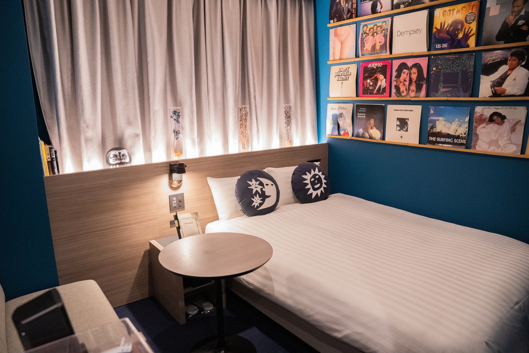 VINYL SUITE ROOM