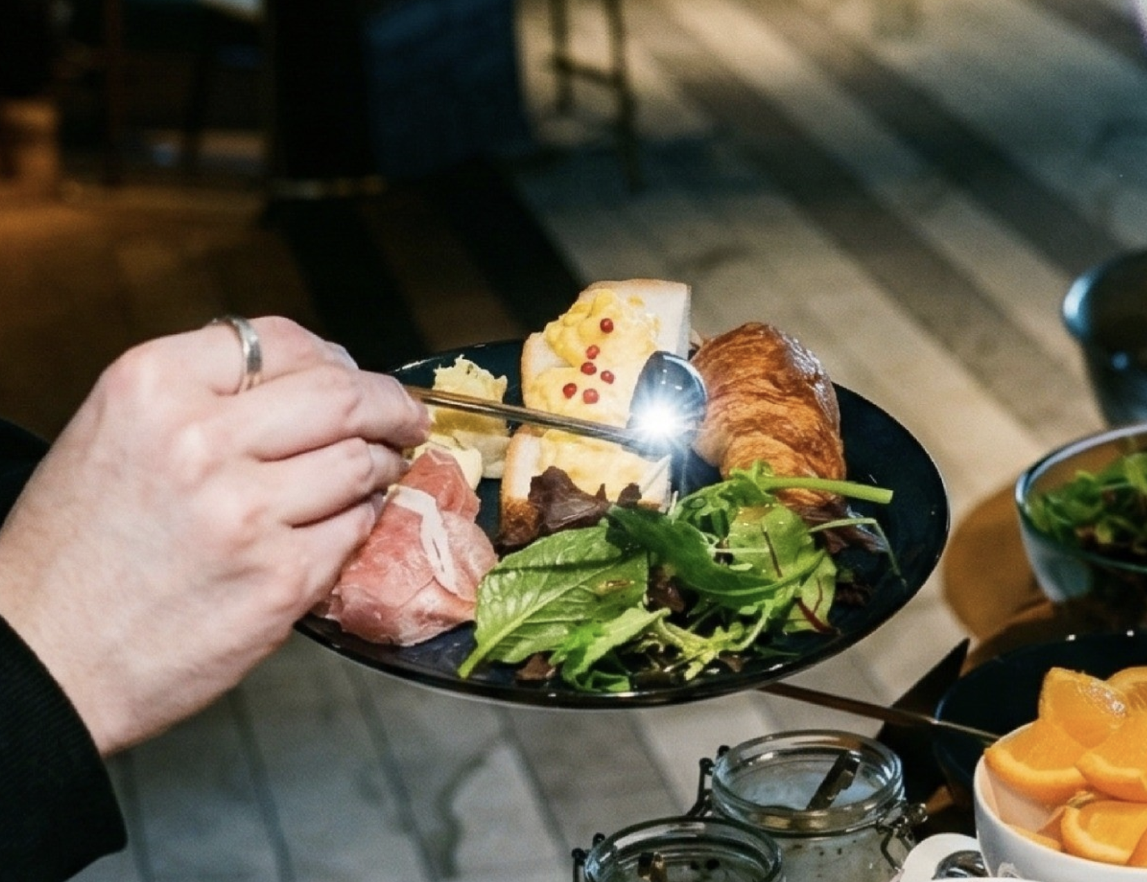 HOTEL SHE, OSAKAの朝ごはんは、食パンやクロワッサンをベースに、地元の八百屋さんから仕入れた新鮮な野菜やフルーツ、オリジナルドレッシングを組み合わせて作る世界に一つだけのオリジナルオープンサンド。