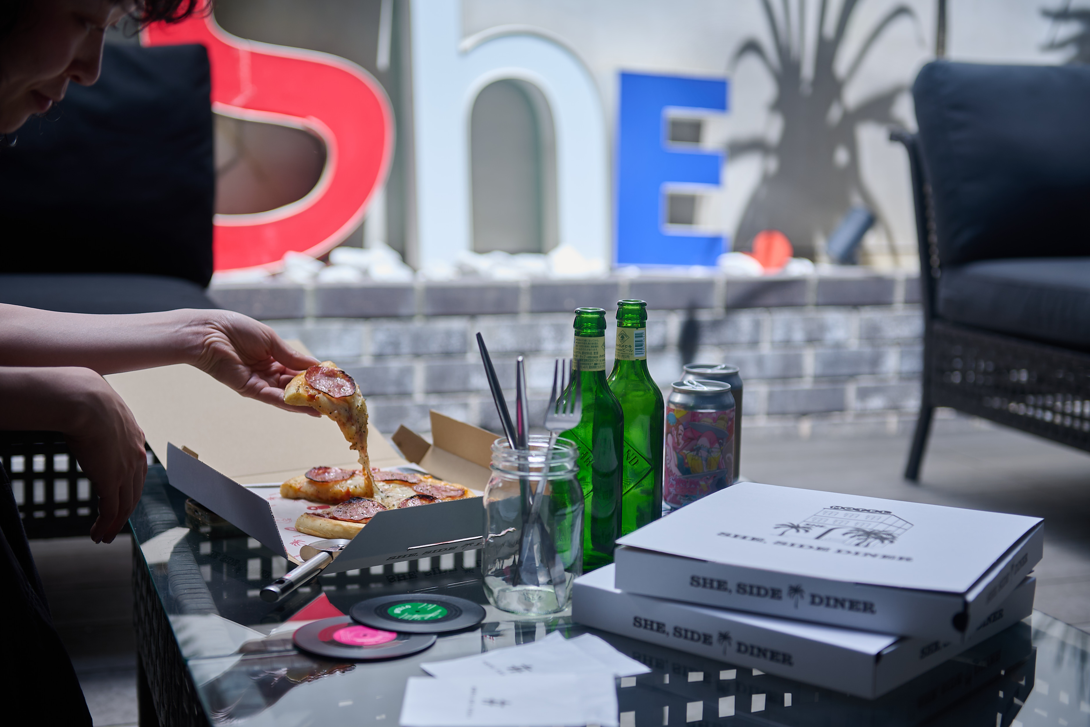 1階ロビーに併設されているカフェ＆バー「SHE, SIDE DINER」ではピザやクラフトビールをご注文いただけます。