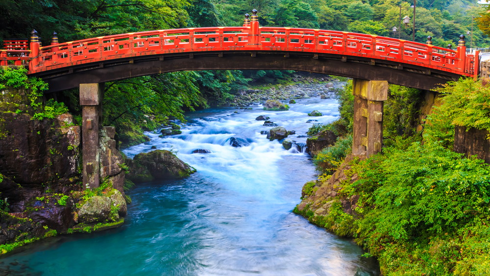 世界遺産エリアの表玄関を飾る神橋（しんきょう）