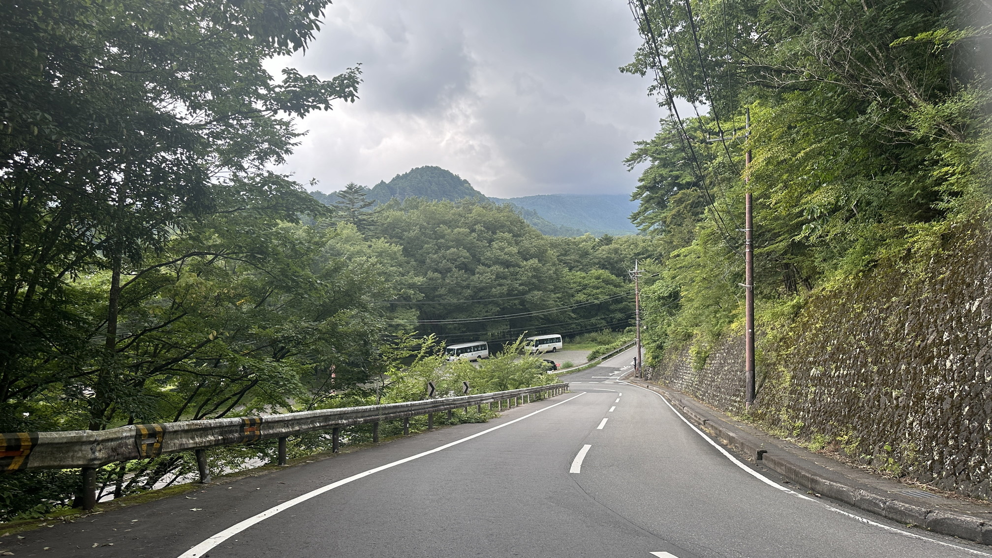 ホテルから東照宮まで徒歩10～15分程。 ➁宿から出て数分はゆるやかな下り坂