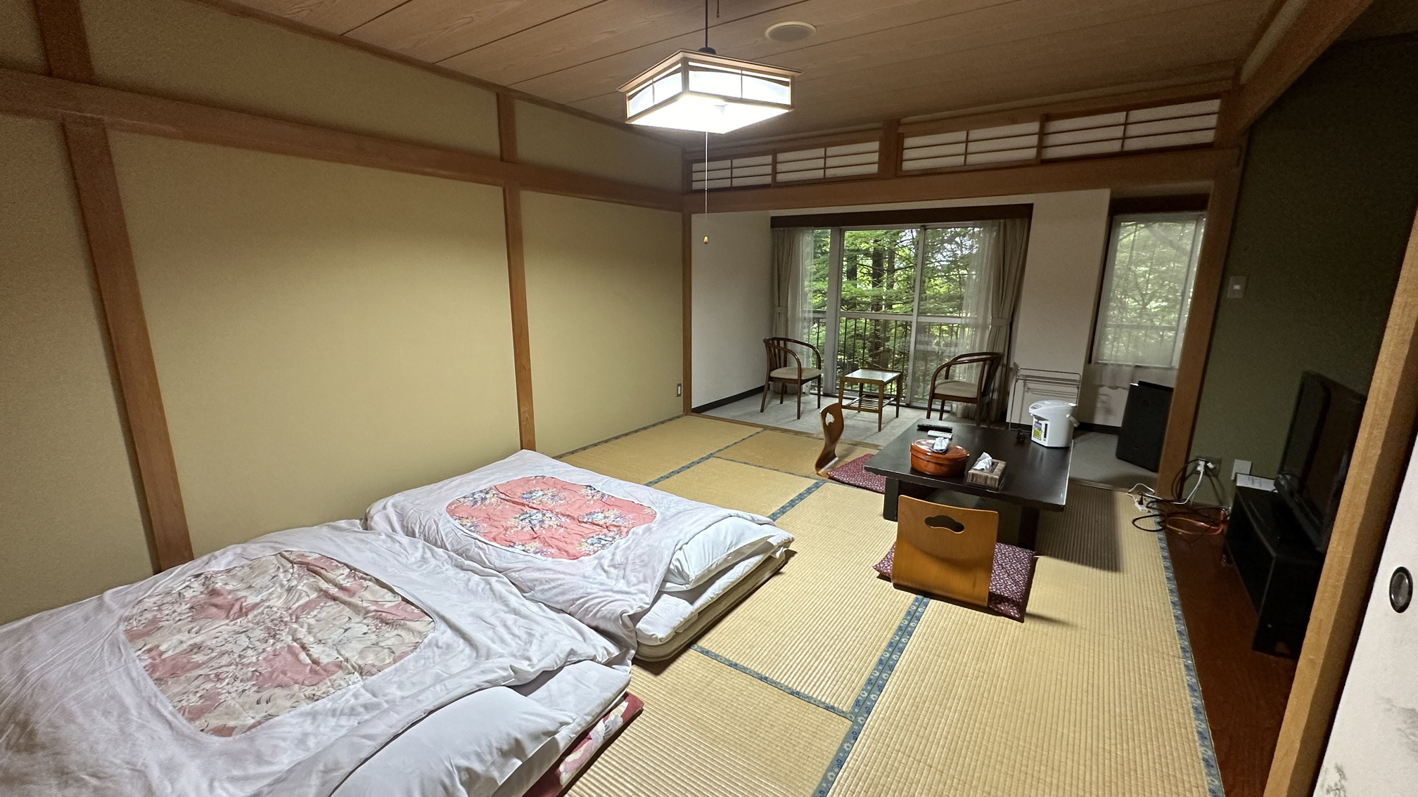 一番基本的な和室　お部屋からは緑豊かなお庭がご覧いただけます