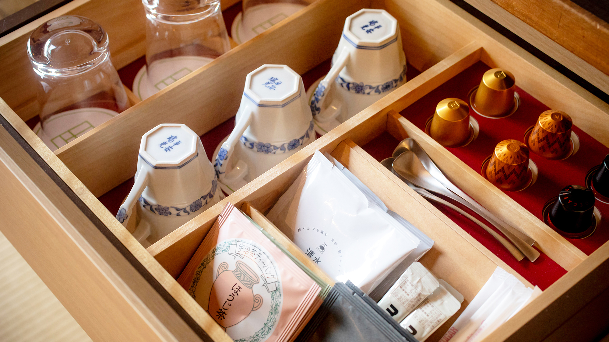 温かいお飲物には日本茶・コーヒー・紅茶をご用意