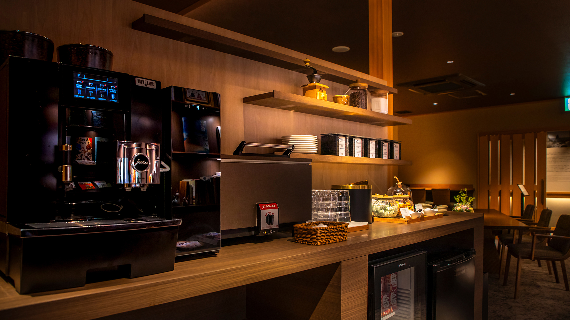 ゲストラウンジ「音羽リビング」で滞在中ゆったりとお過ごしいただけます。各種ドリンクやスナックも無料。