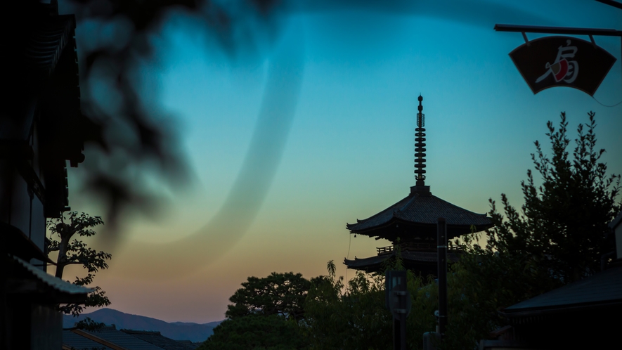 京都らしい町並みから望む八坂の塔