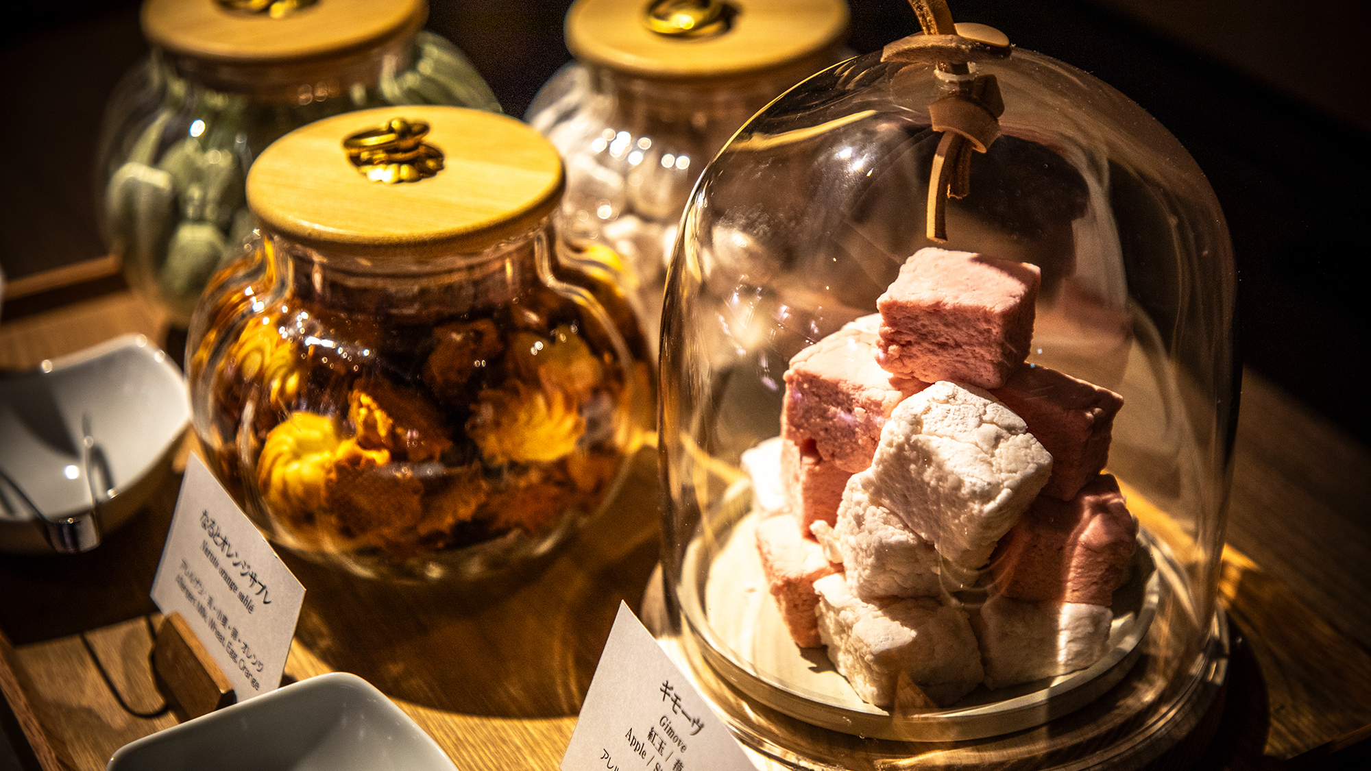 ゲストラウンジ「音羽リビング」ホテルパティシエ特製の小さな洋菓子も無料サービス