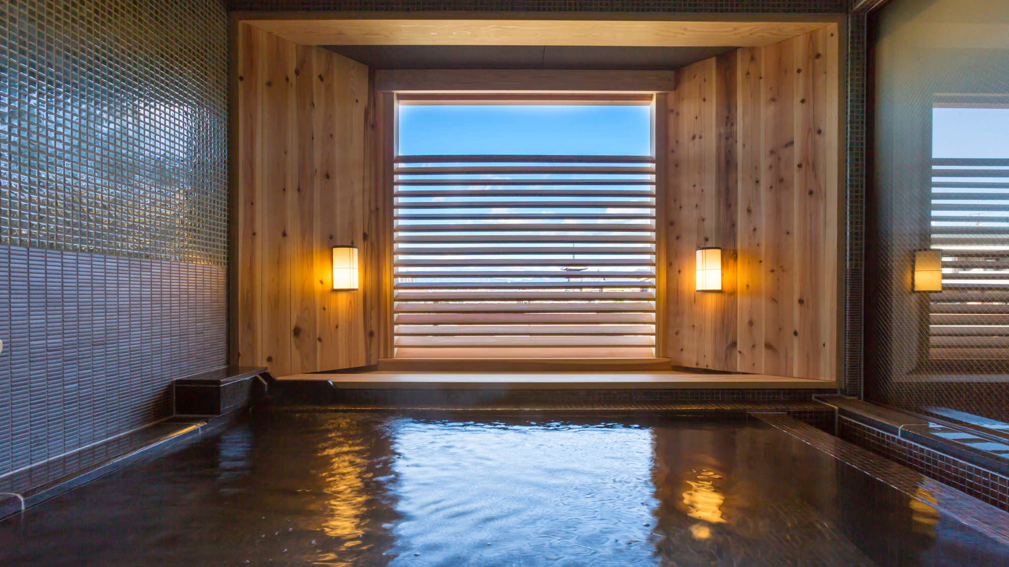 東山エリアのシンボル 八坂の塔を浴室内から遠望する貸切風呂「蕩 八坂to-yasaka」