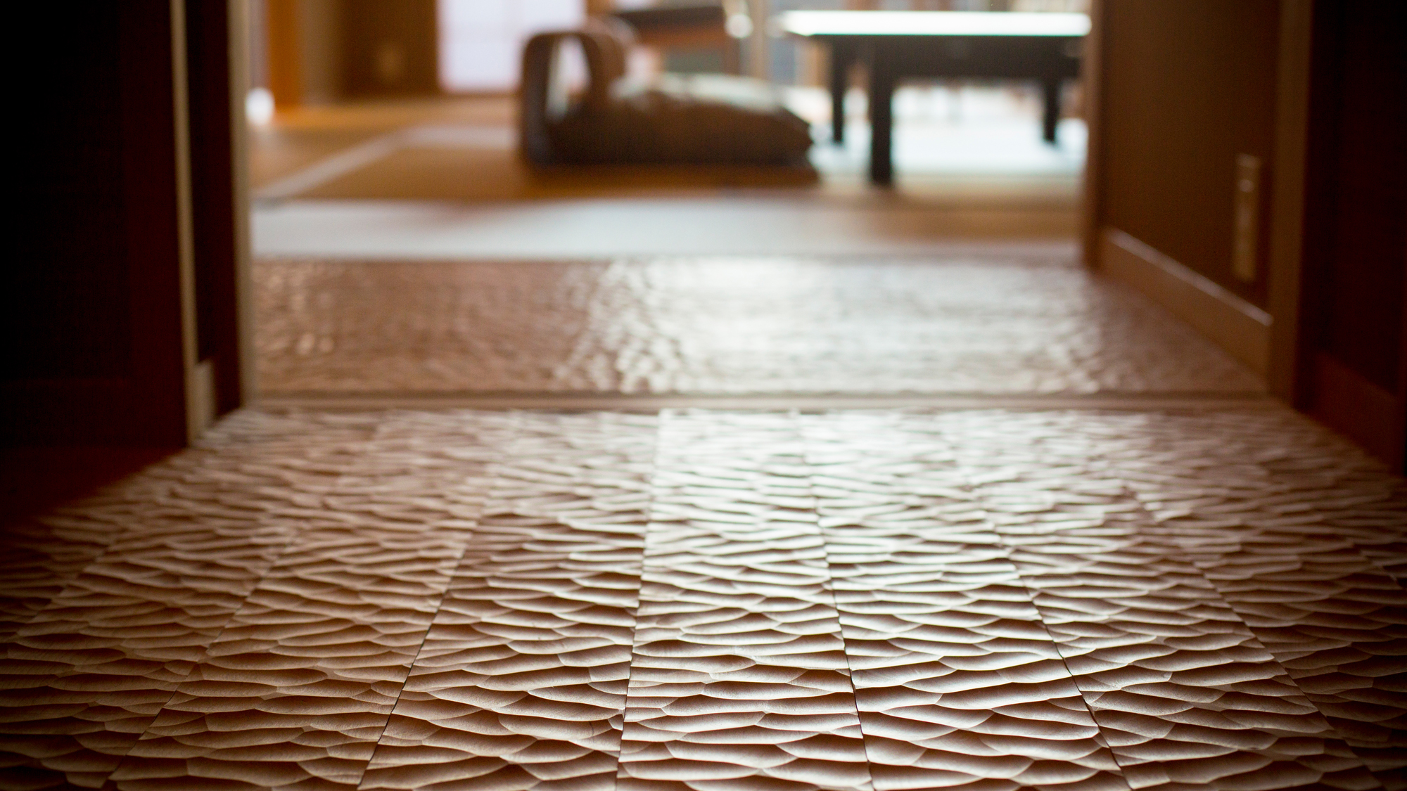 客室玄関の床板は伝統技法のなぐり加工で化粧し、凹凸のある木肌の感触が足裏に心地よく伝わります