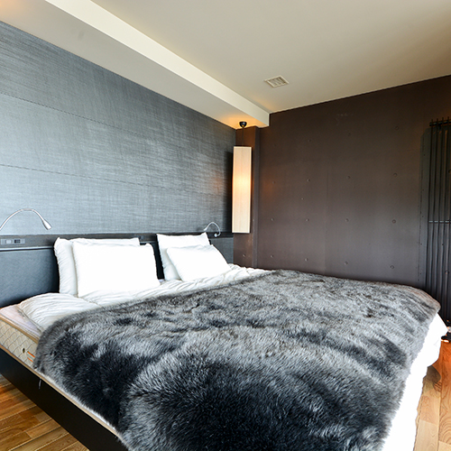 *1ベッドルーム／モノトーンを基調としてモダンな雰囲気のお部屋。ツイン又はダブルベッドとなります。