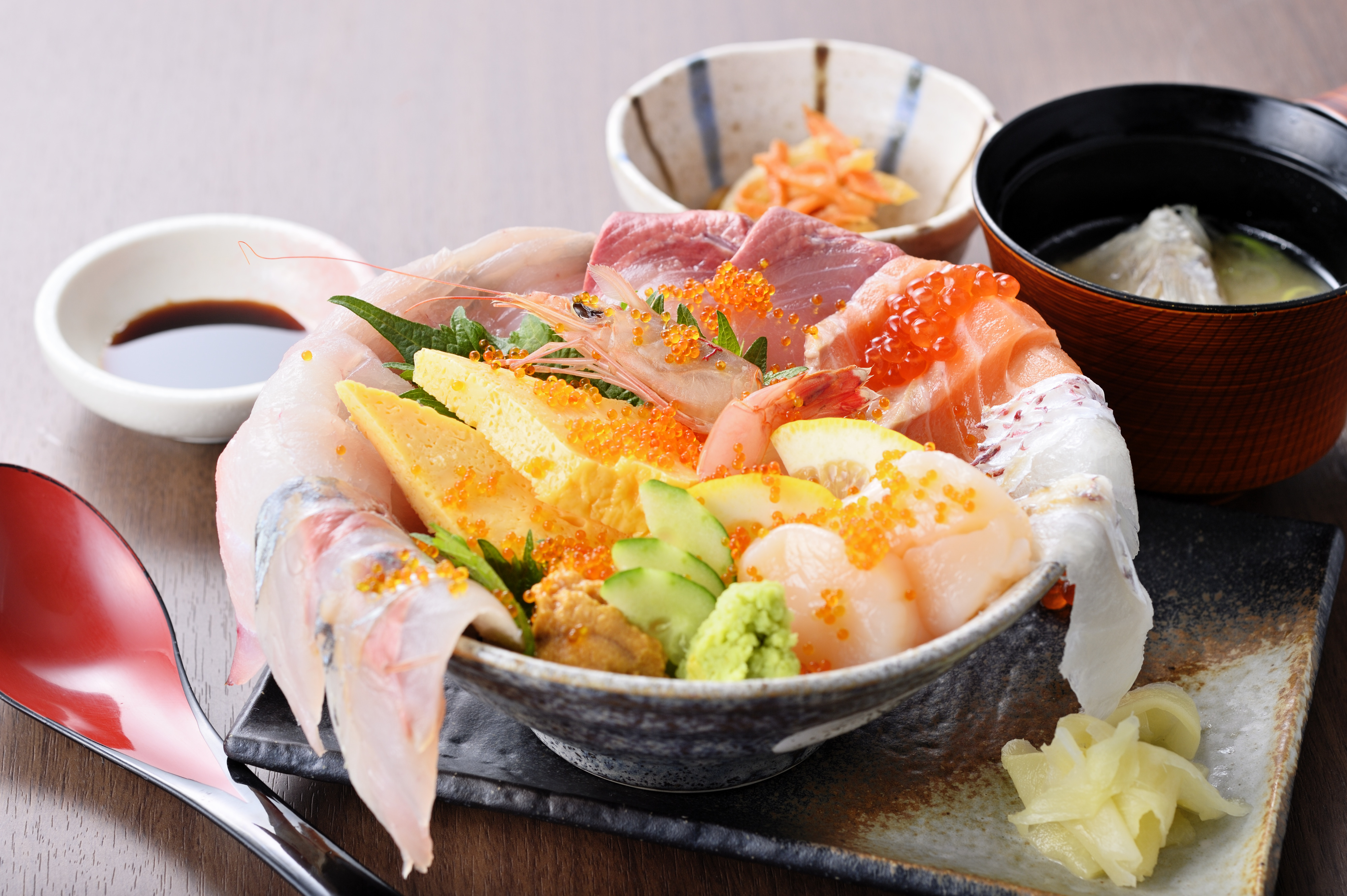 魚益　こぼれ海鮮丼