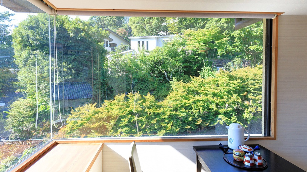 窓一面に緑が広がる洋室：紫陽花（10畳）