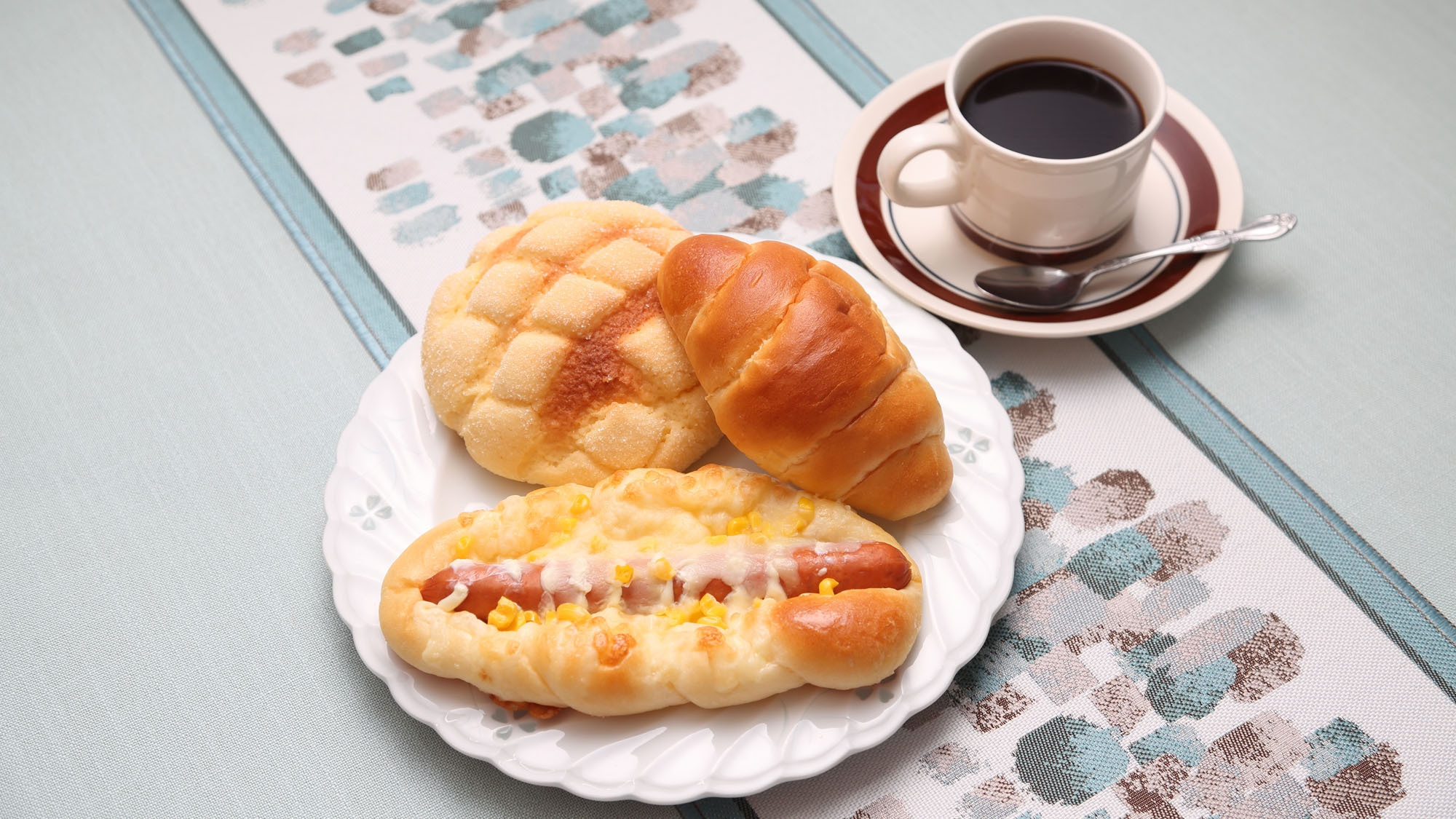 ■焼き立てパン朝食■パン屋さんの焼き立てパンを朝食で♪【セルフサービス朝食】