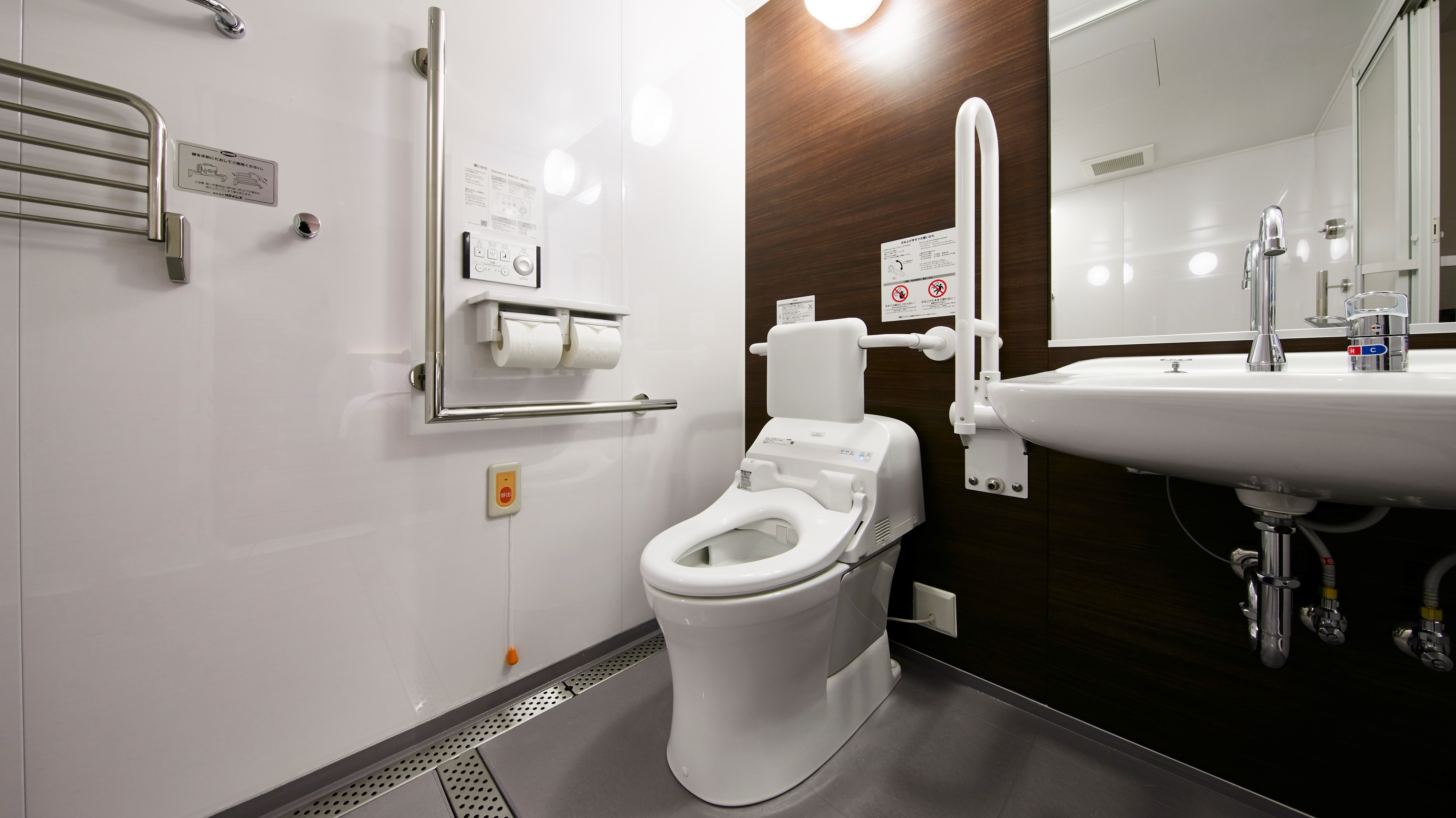 【ユニバーサルツイン】広めのトイレは手すりもあり、車椅子のままご利用いただけるバリアフリー仕様