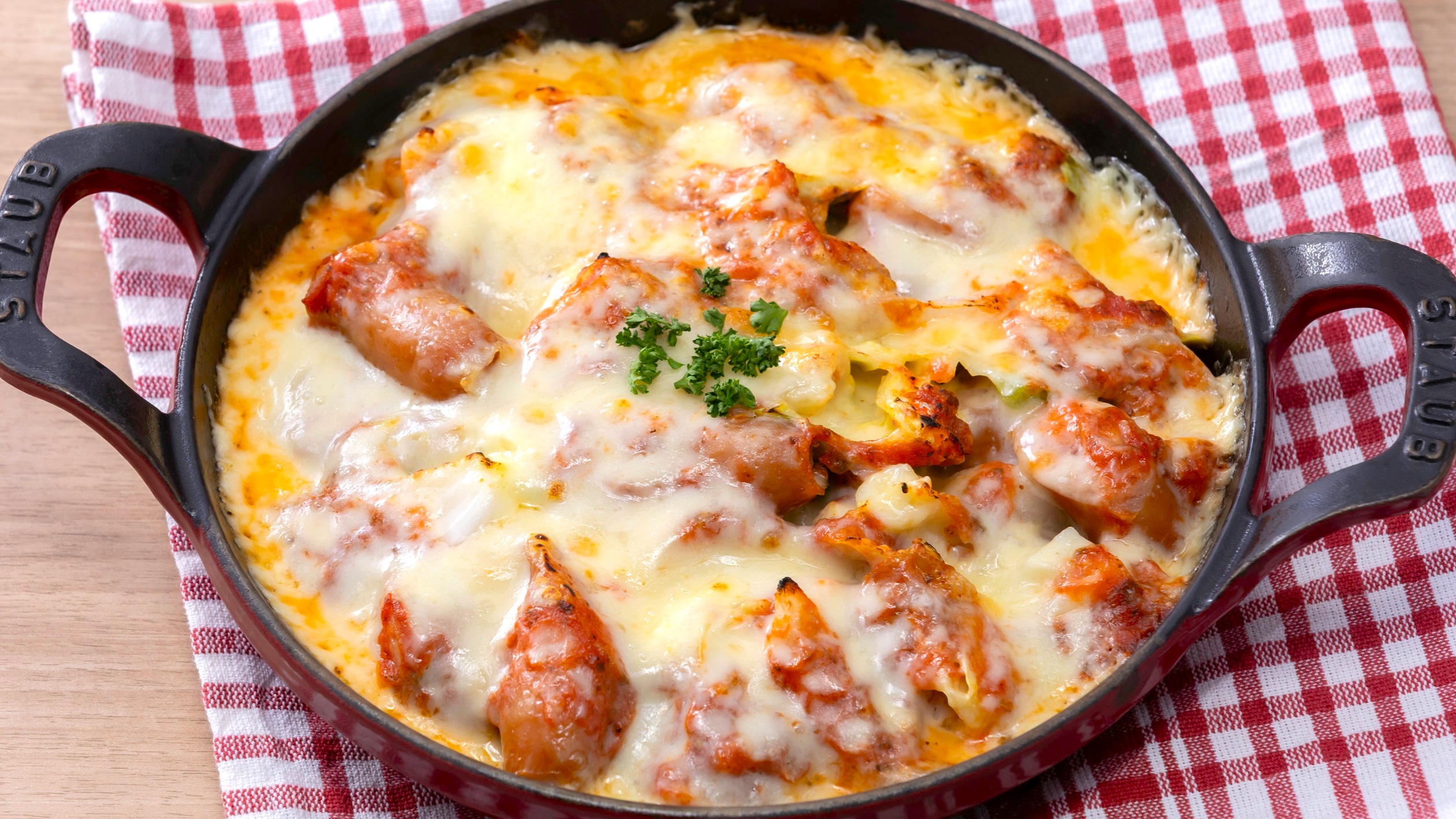 【朝食　春メニュー】 春キャベツとソーセージﾞのマリナーラソース焼き