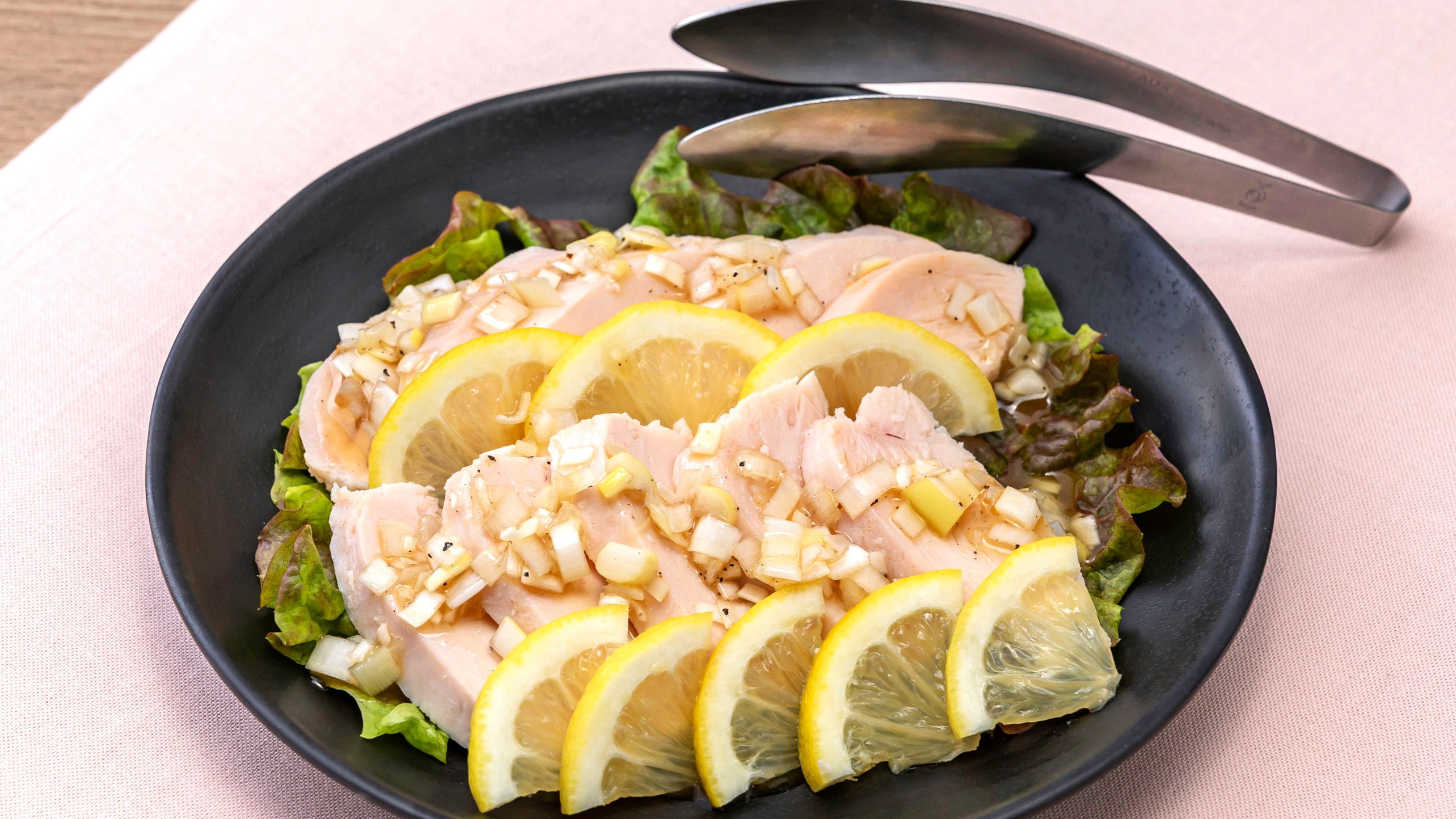 【朝食　春メニュー】 鶏胸肉の真空調理　葱レモンソース