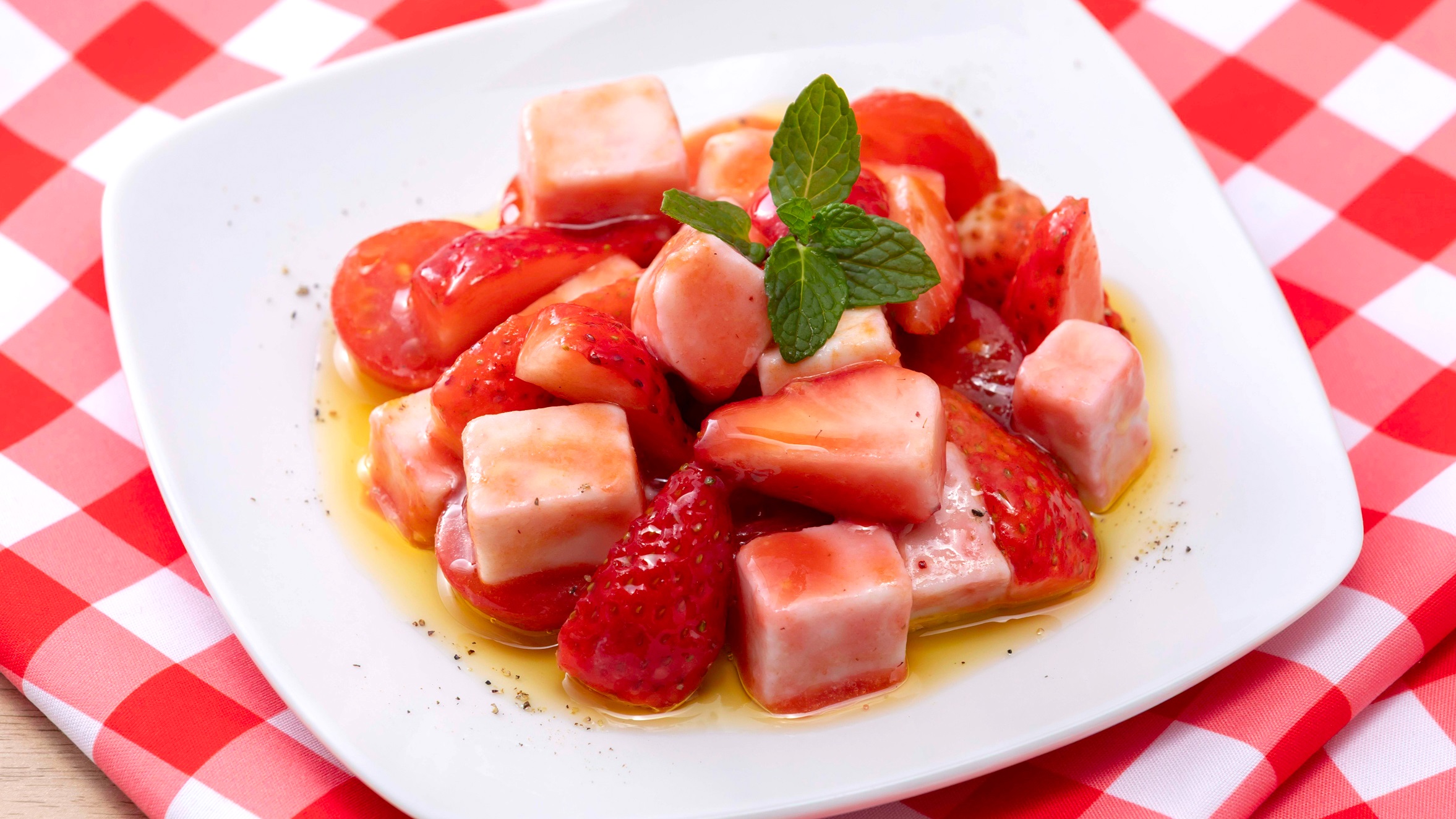 【朝食　春メニュー】 苺とトマト・豆乳チーズのカプレーゼ