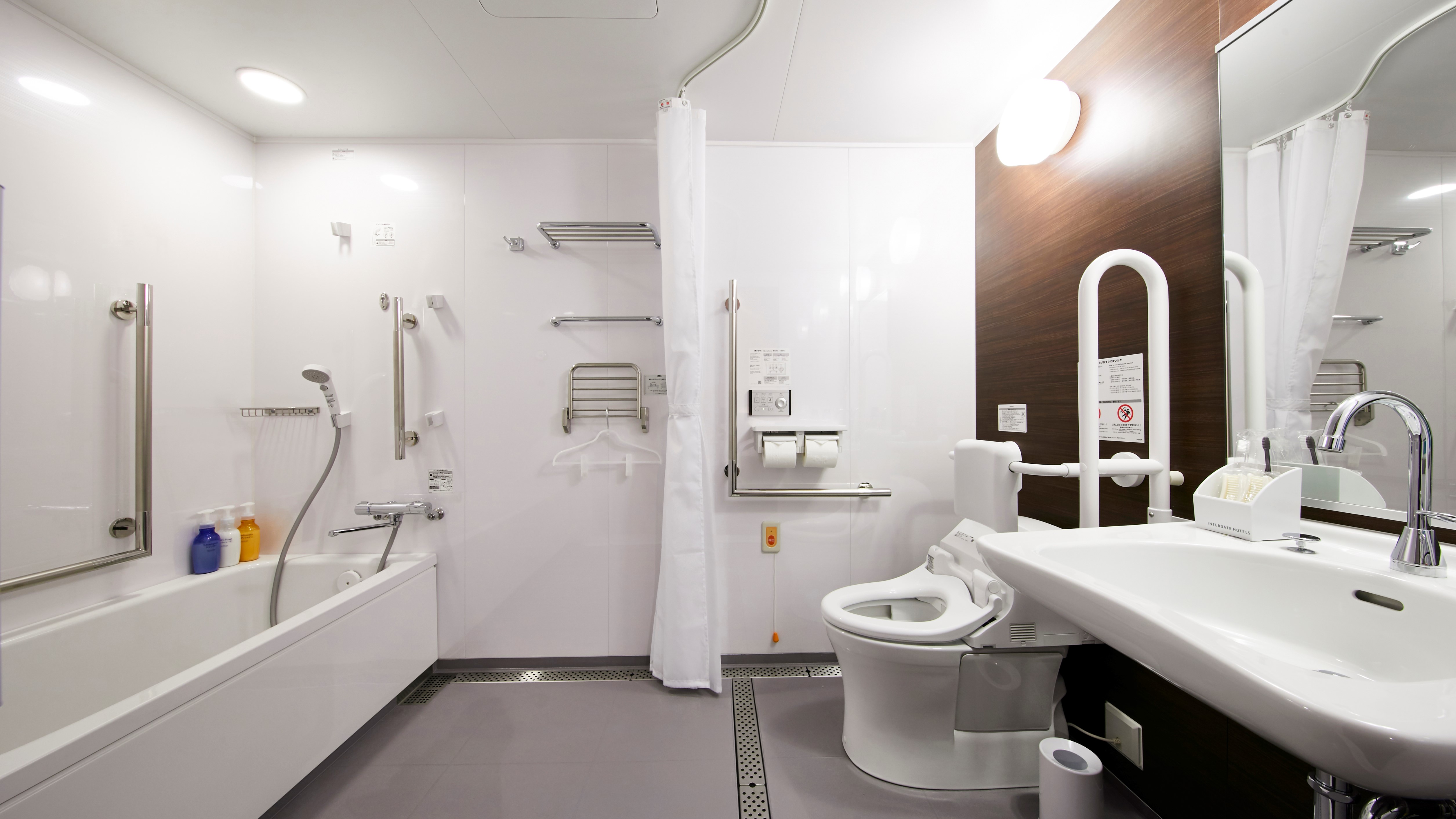 【ユニバーサルツイン】広めのバス・トイレは手すりもあり、車椅子のままご利用いただけるバリアフリー仕様