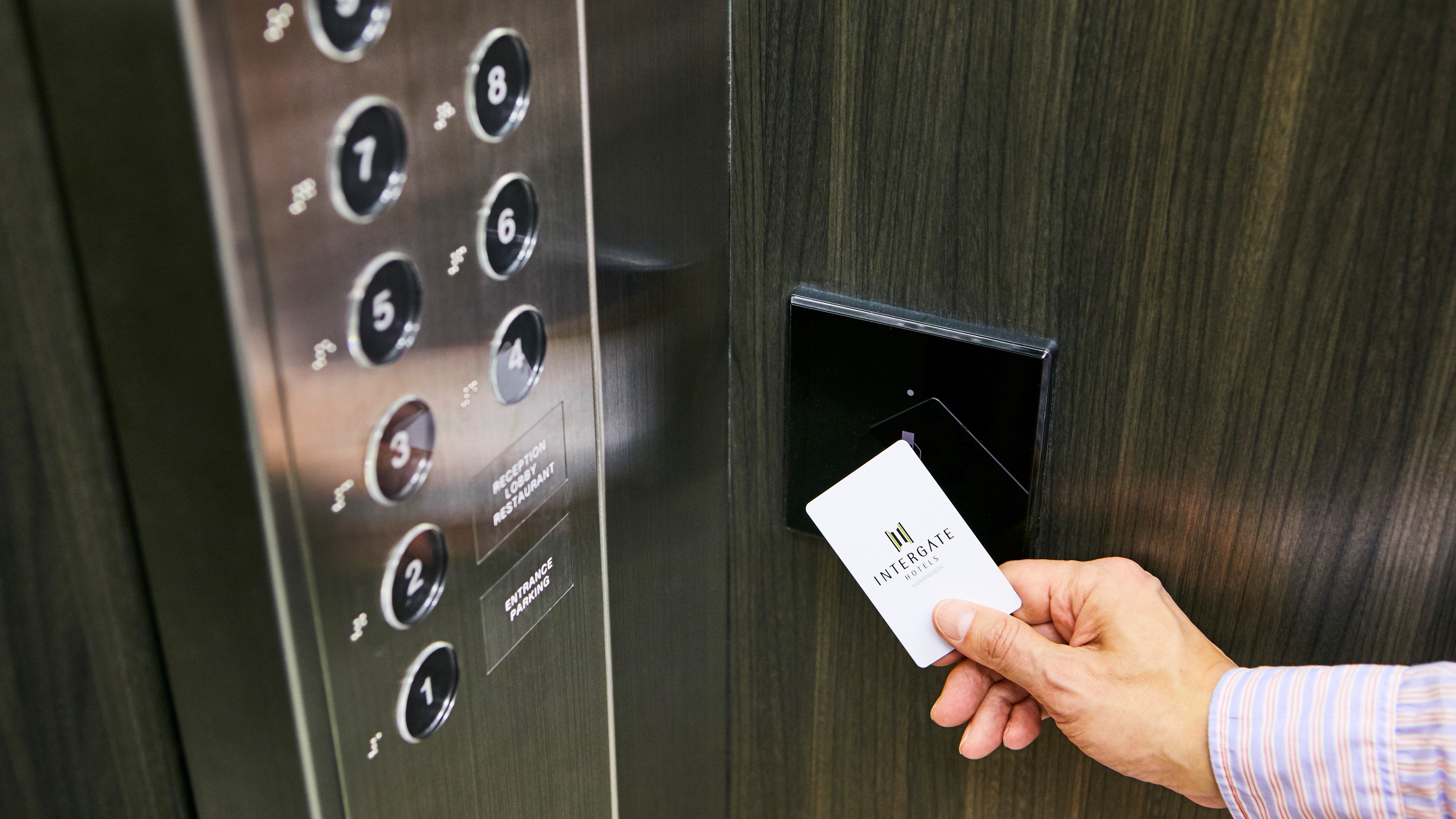 【カード認証エレベーター】客室フロアでのお客様の安心と安全を確保するカードキー認証エレベーター