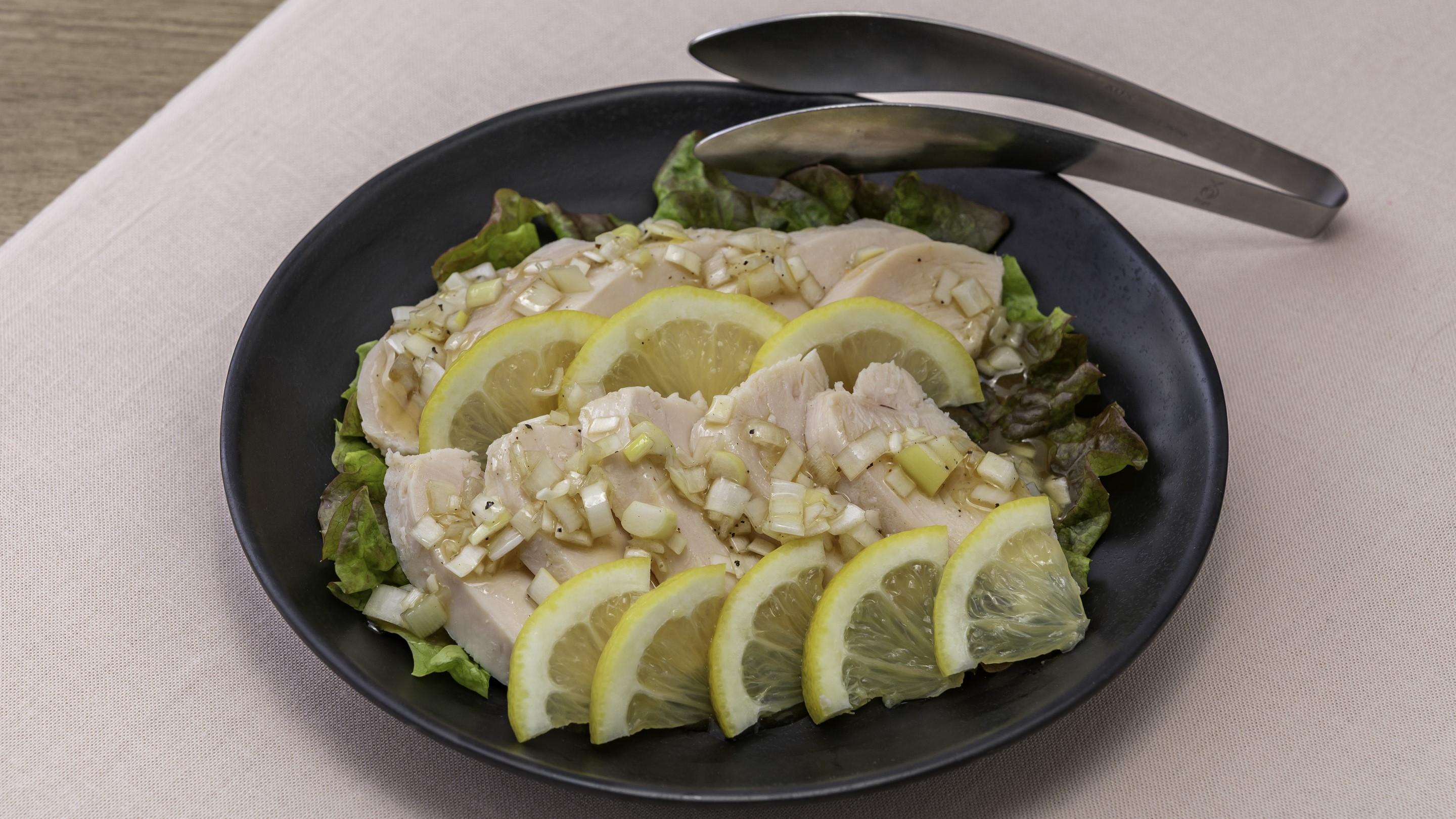 鶏胸肉の真空調理　葱レモンソース