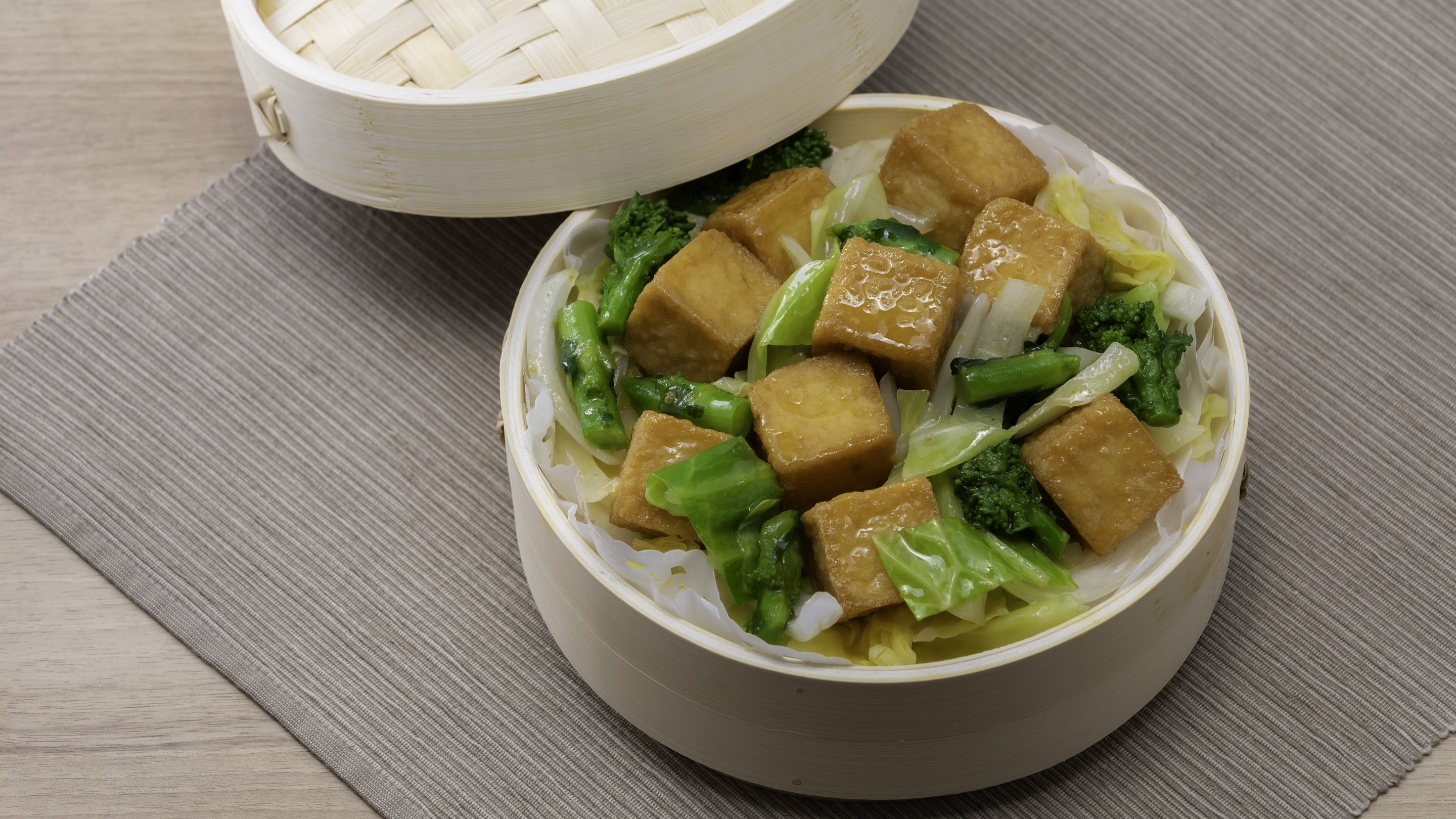 厚揚げと春野菜の酒蒸し