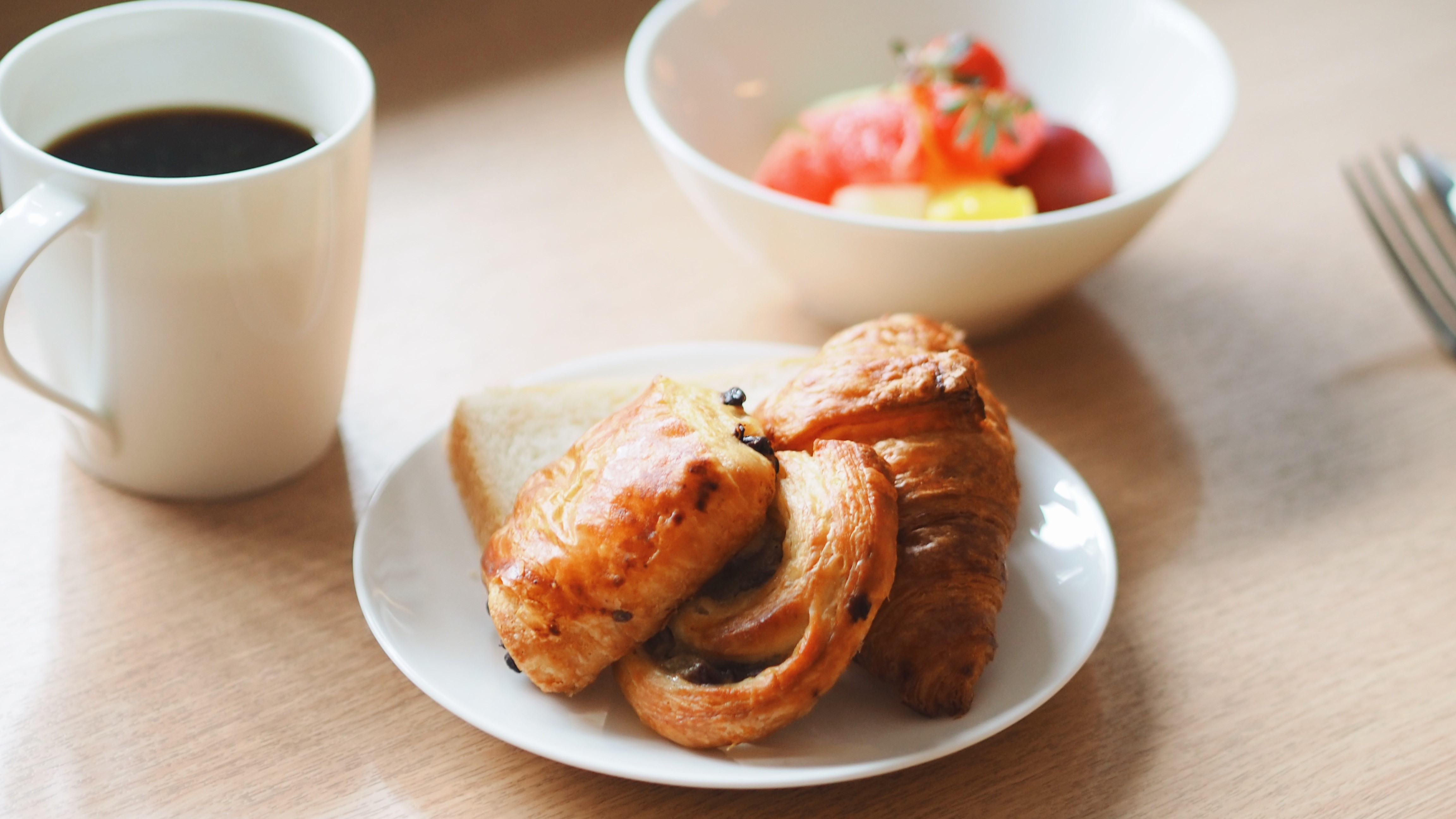 【朝食 | 焼きたてパンとごちそう野菜の朝ごはん】 