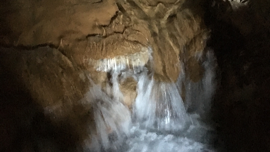観光　秋芳洞　洞内地下川