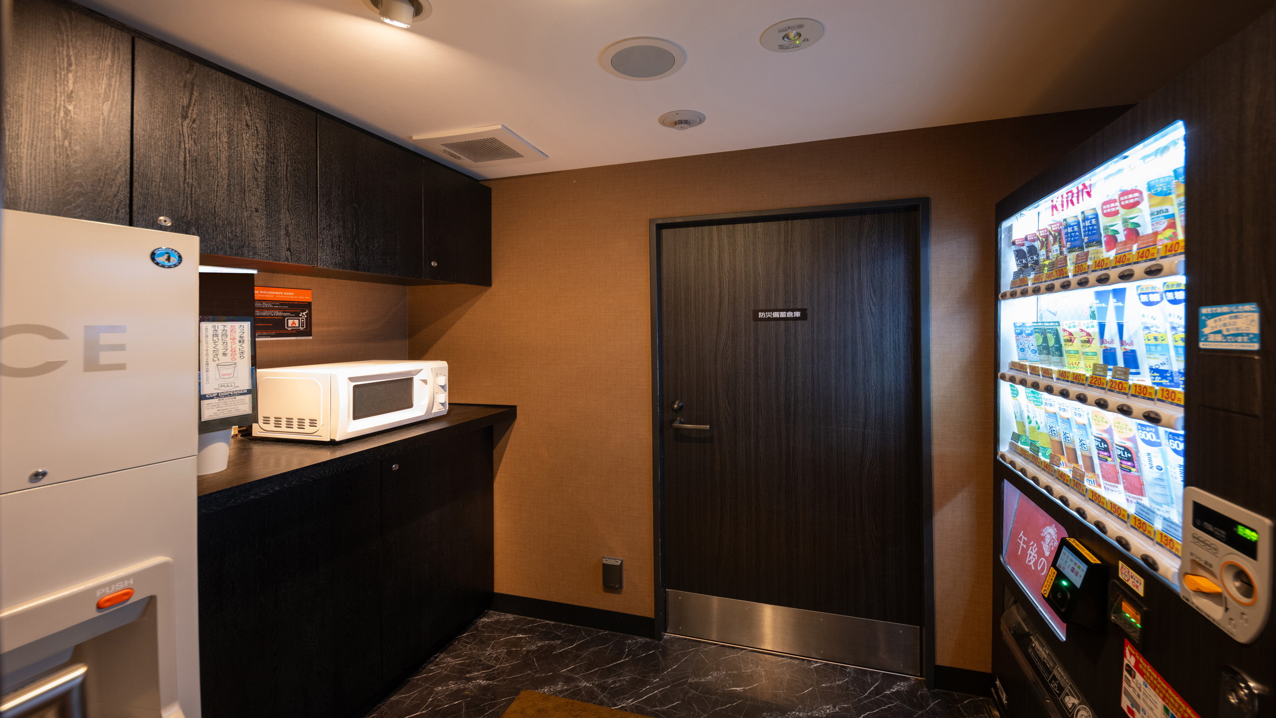 2階に自動販売機・電子レンジ・製氷機がございます。