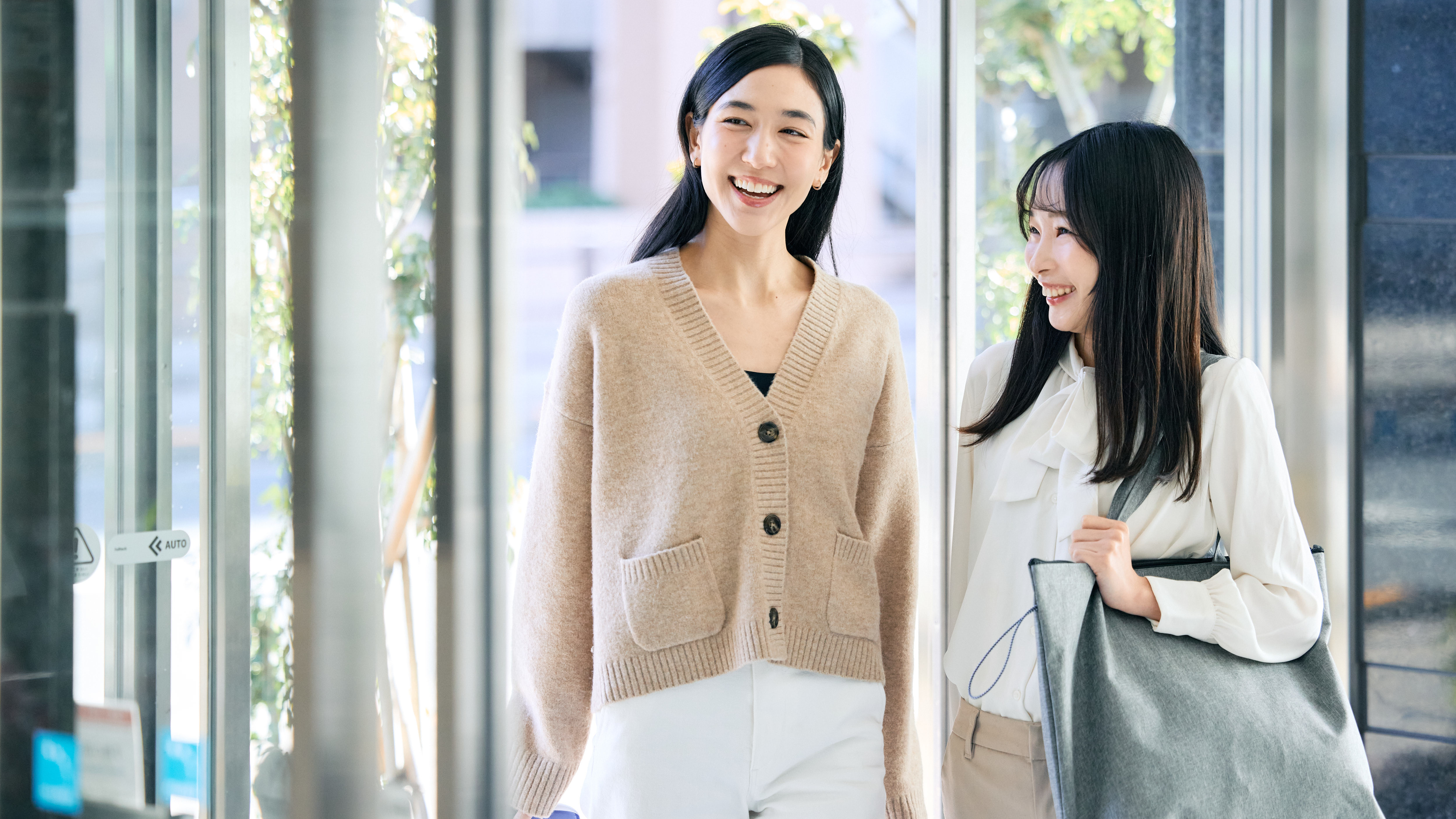 【ホテルエントランス】深夜25時以降の来館の際はインターホンを押してください。