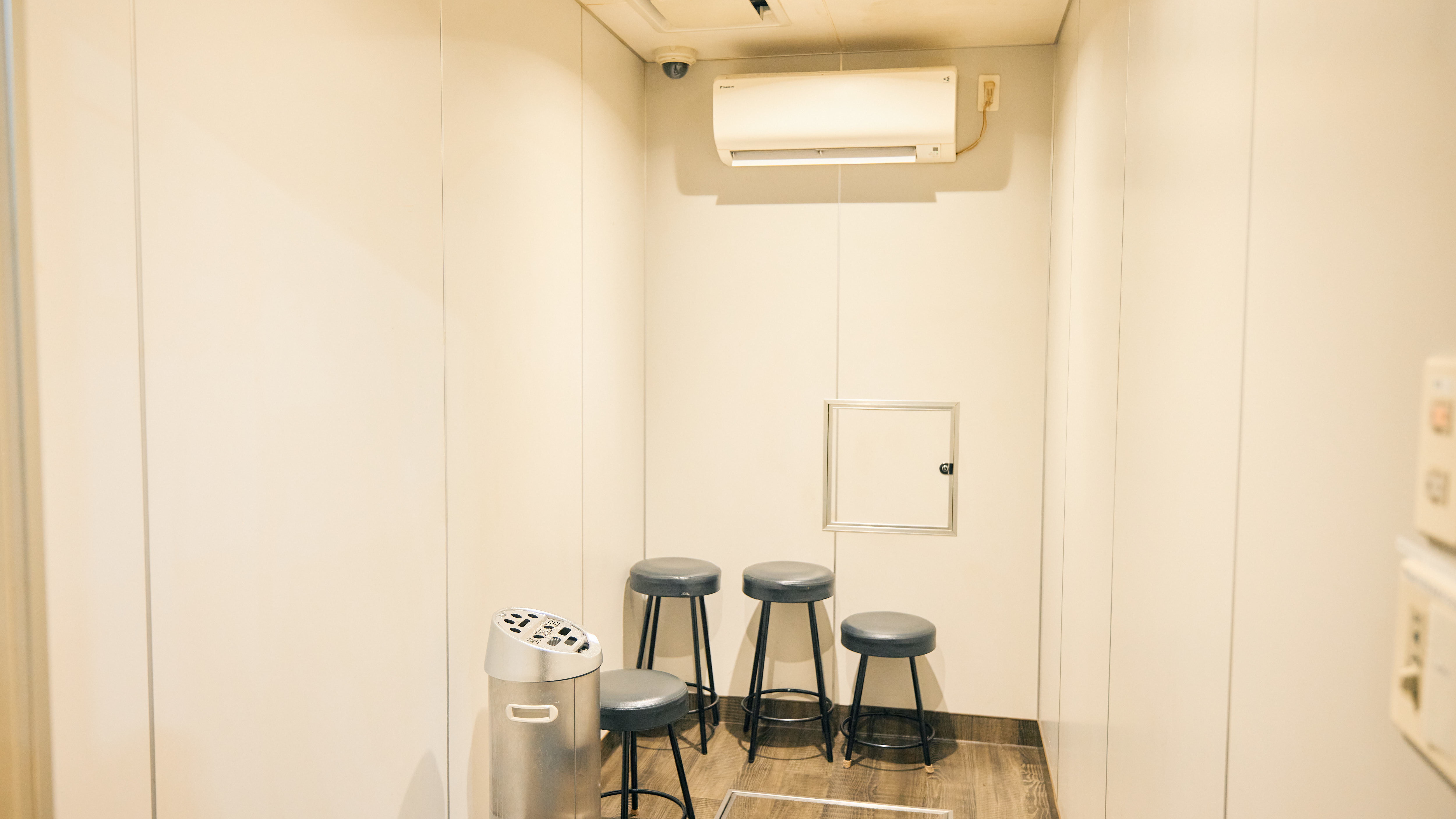 【宿泊者専用喫煙ブース】館外の扉からお入りください