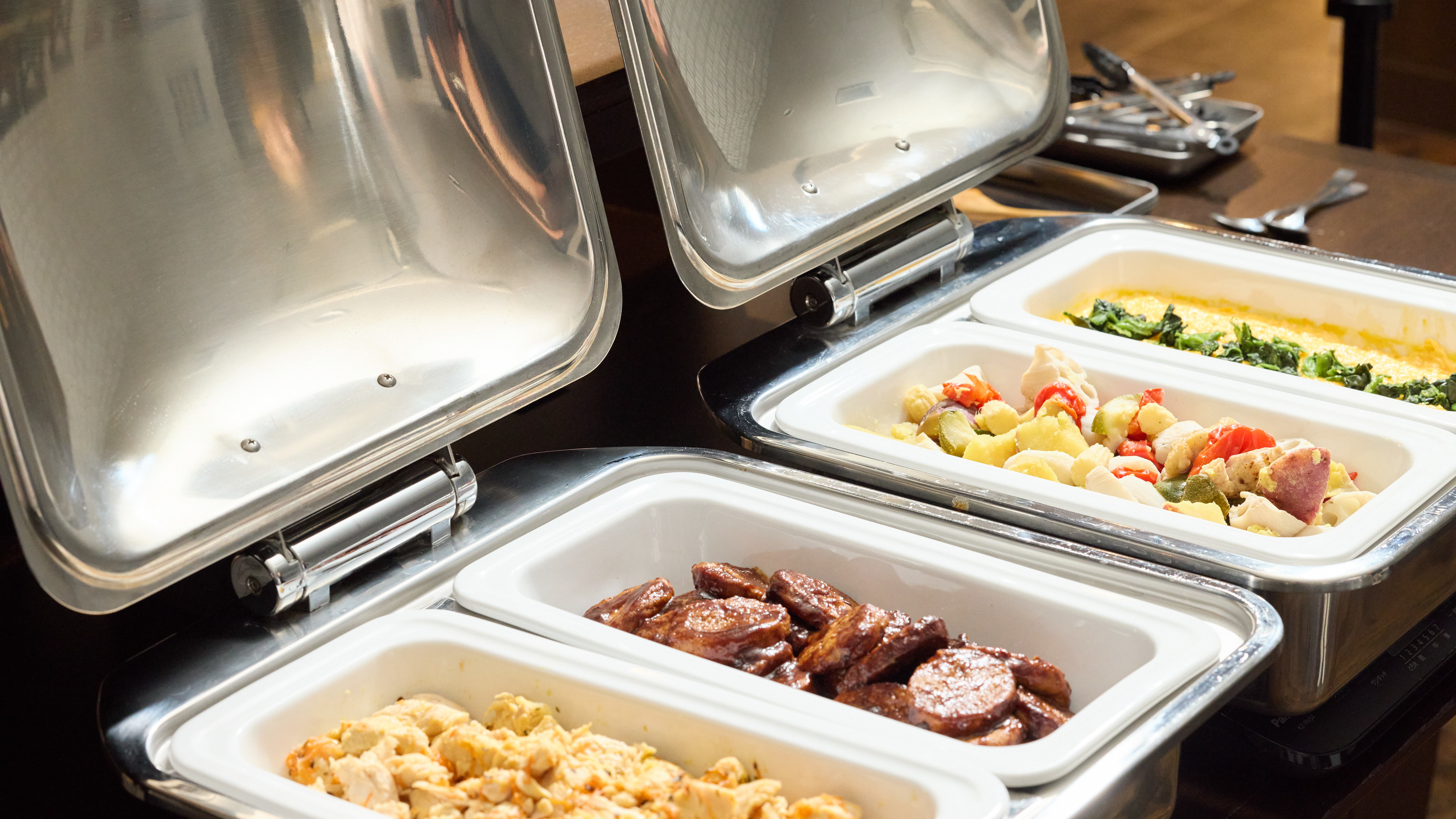 【1,000円朝食バイキング】 洋食一例　温かいメニューが通常4種類並びます