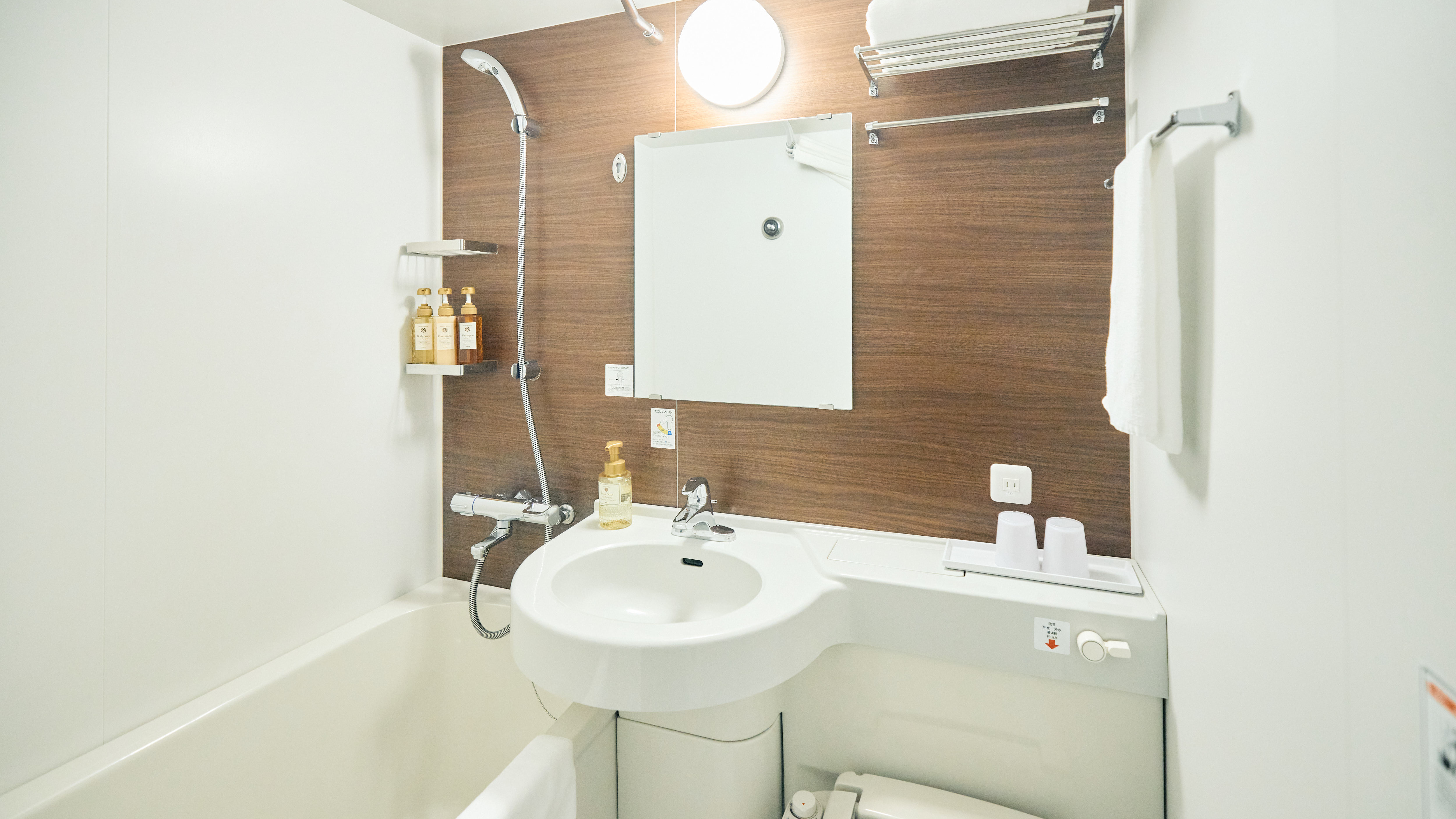 【バスルーム】コンパクトですが使い勝手の良いユニットバスです　シャワーヘッドは水量抜群！