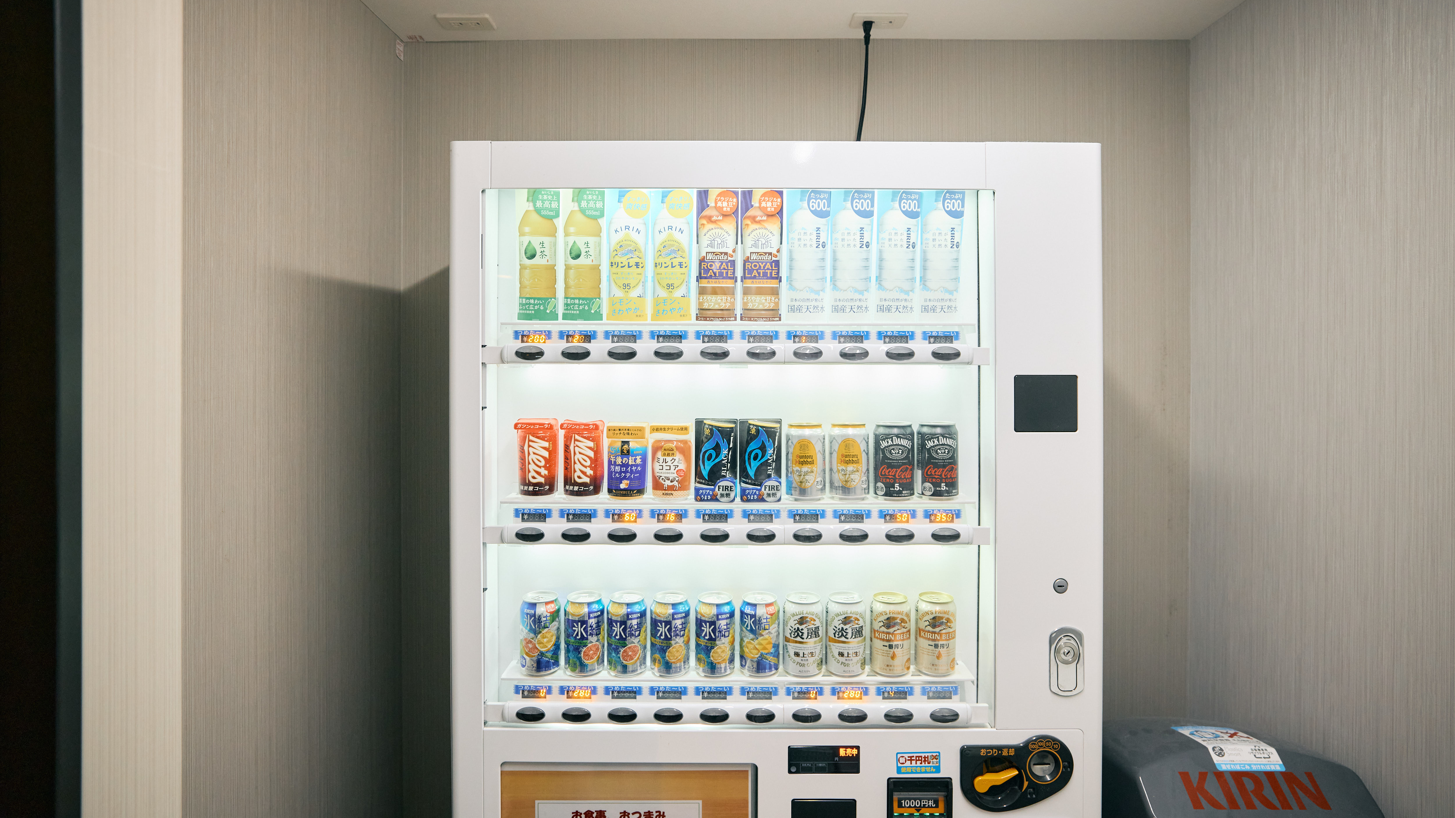 【ランドリールーム】自動販売機　1階ランドリールームで販売中♪季節のドリンク、酒類の取り扱いです。　