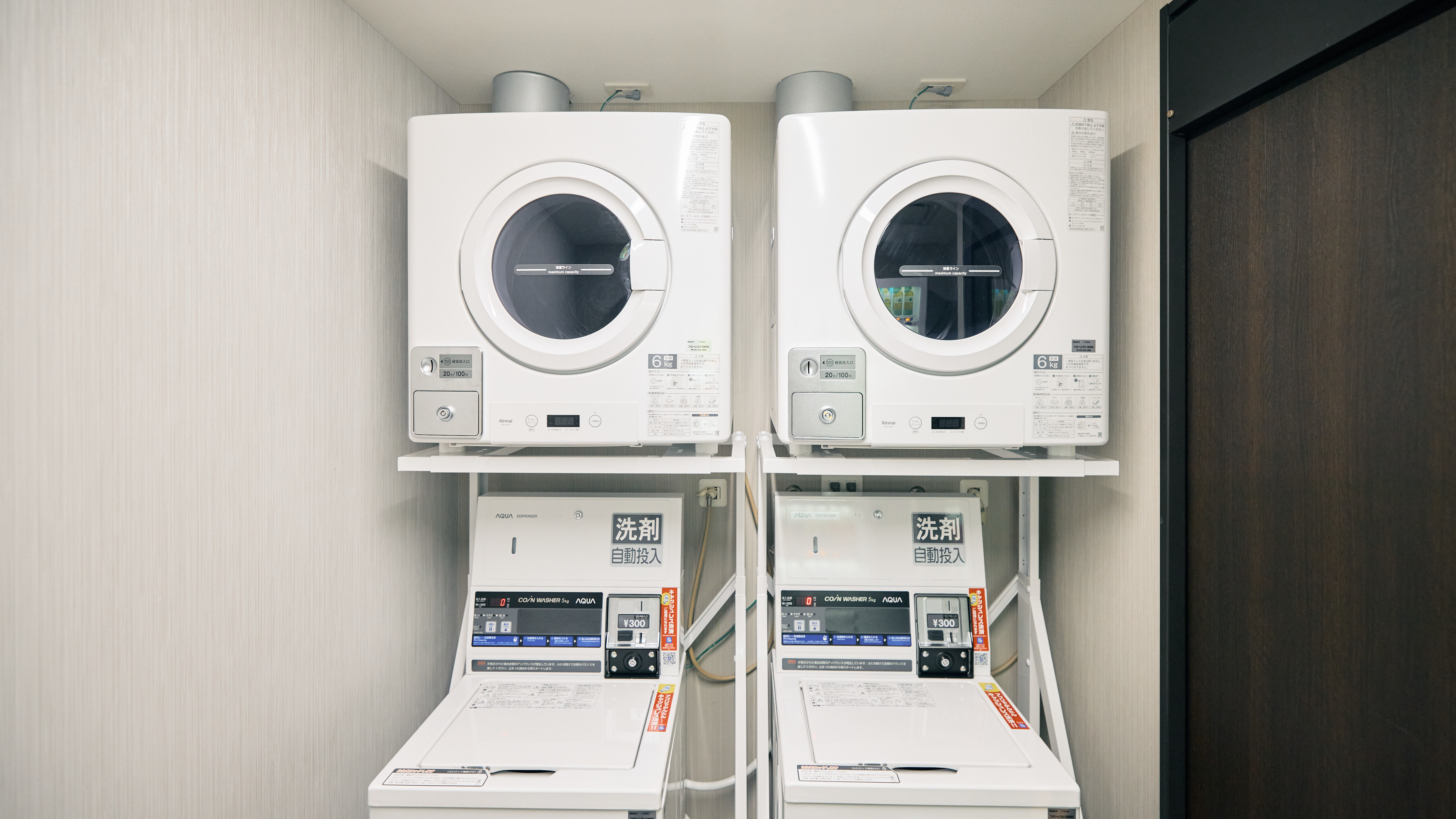 【ランドリールーム】ランドリーサービス　1階に洗濯機と乾燥機がございます。